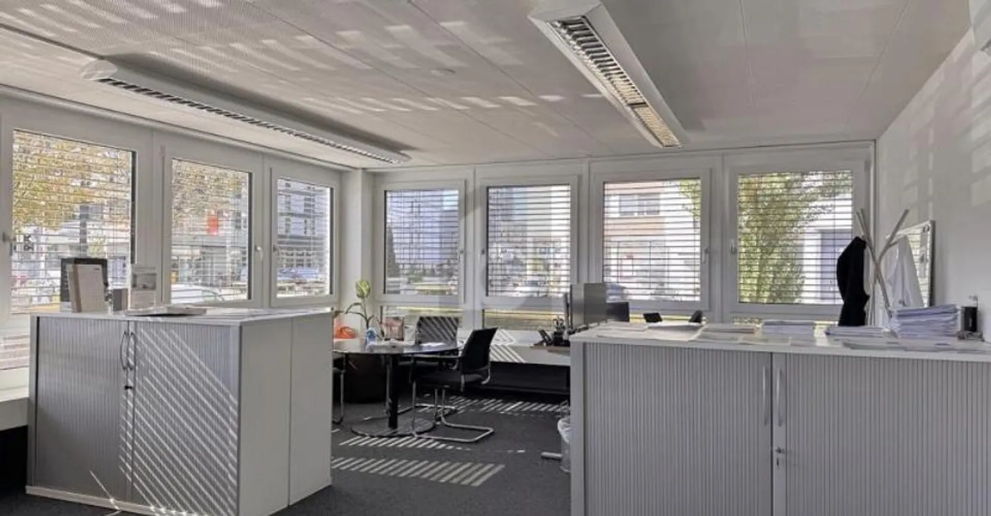 LIGHT-FLOODED AND MODERN - Photo 4 of 5