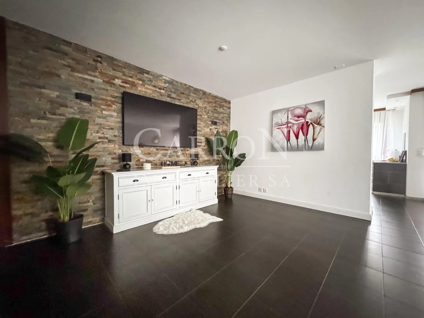 Bright 3-Bedroom Apartment - Photo 3 of 10