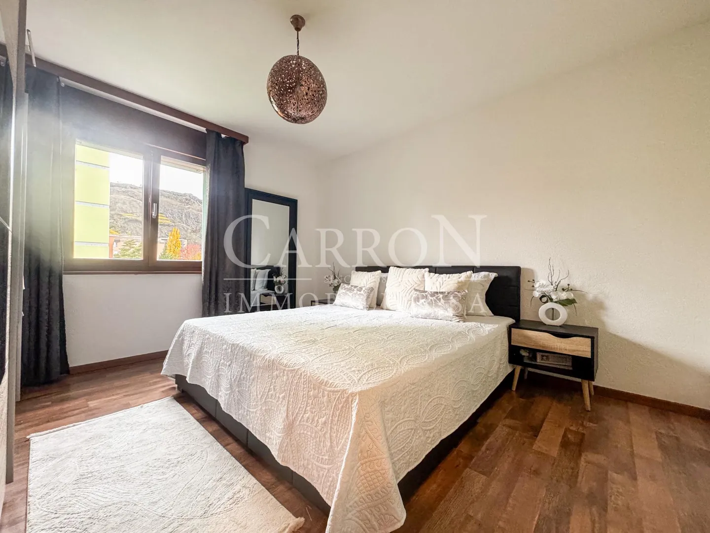 Bright 3-Bedroom Apartment - Photo 4 of 10