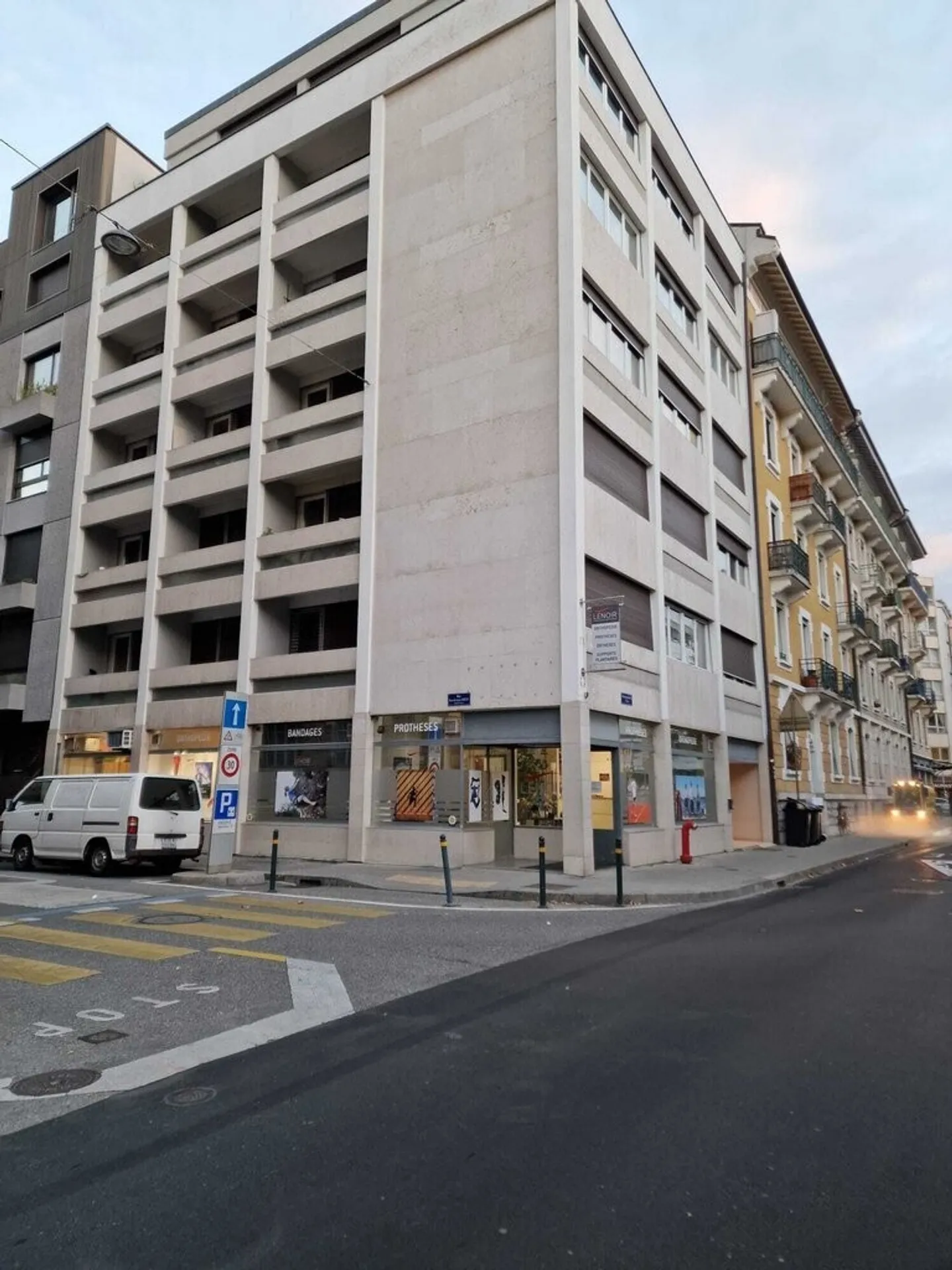 Arcade di circa 120m2 + seminterrato di fronte agli HUG - Foto 1 di 3
