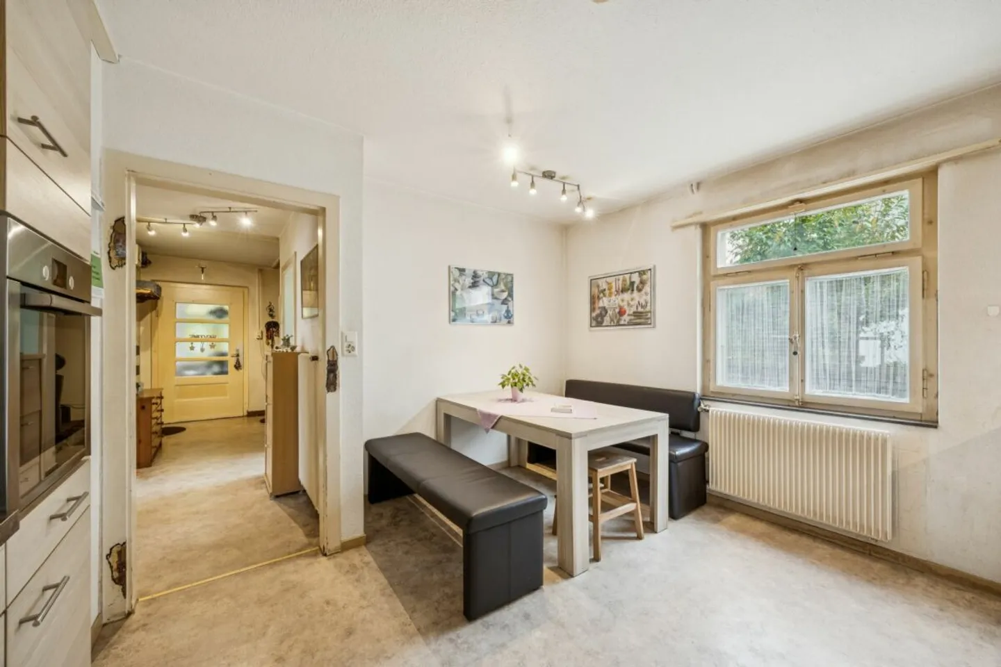 Maison jumelée dans la zone commerciale - nécessitant des rénovations et idéalement située - Photo 6 sur 13