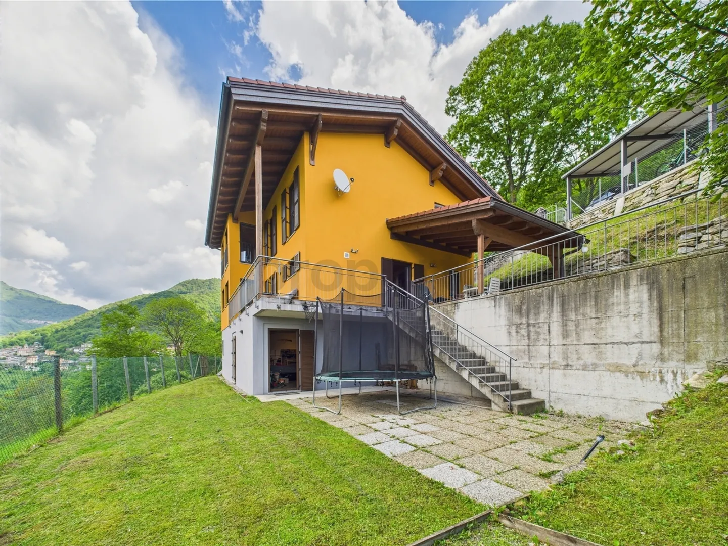 Unique single-family home in Cabbio – 5.5 rooms, three levels, mountain view - Photo 1 of 13