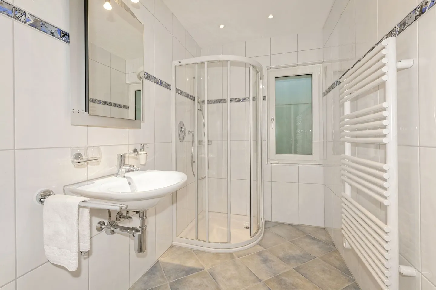 Ihr neues Zuhause: 6.5-Zimmer-Einfamilienhaus mit herrlicher Weitsicht bis in die Berge - Foto 13 di 18