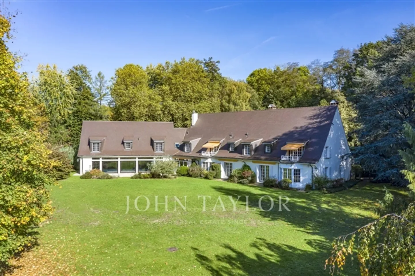 Luxurious Property in the Green Outside Lausanne - Photo 2 of 5