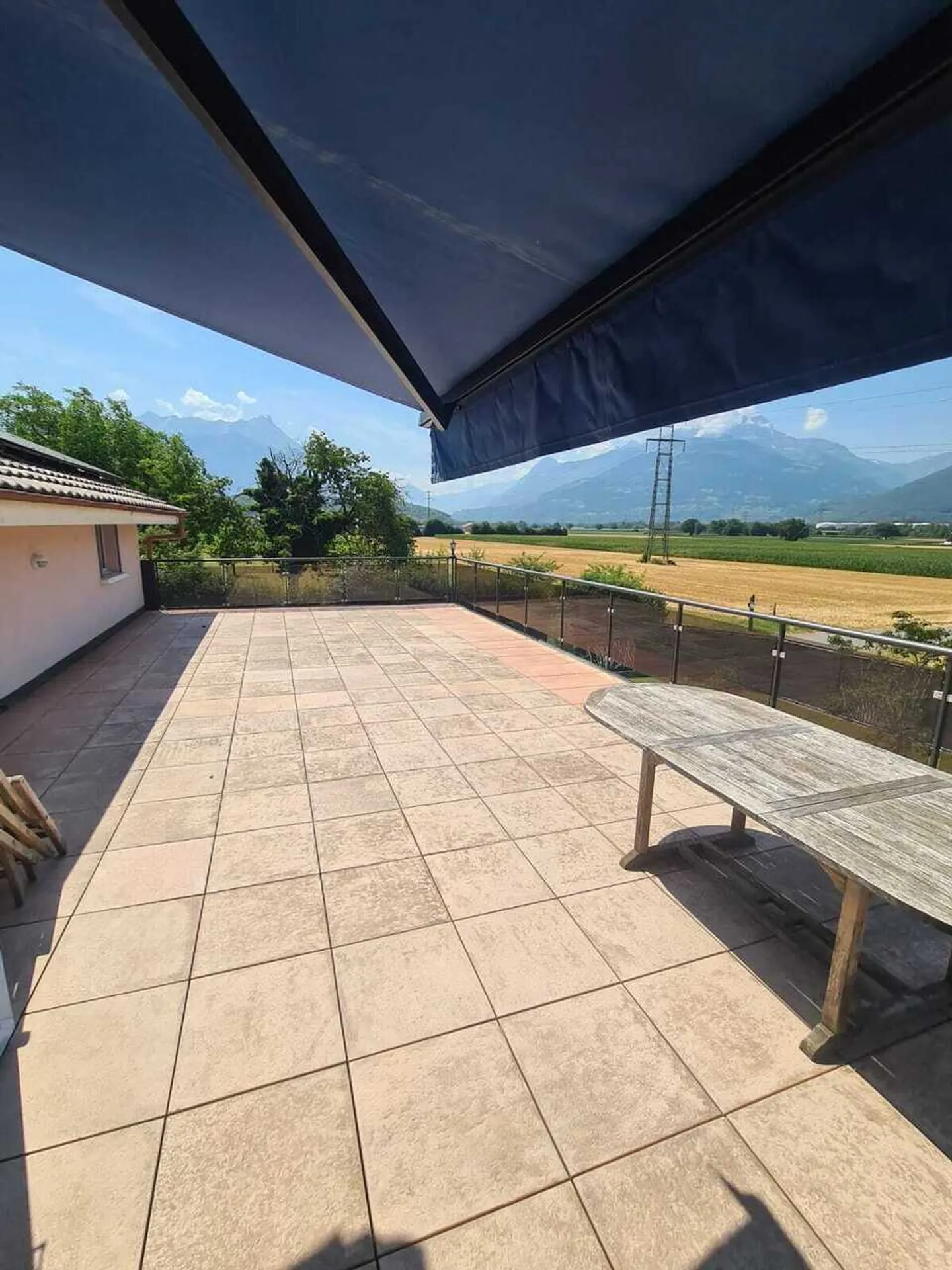 Appartamento con una grande terrazza e vista sulle Dents-du-Midi - Foto 3 di 11
