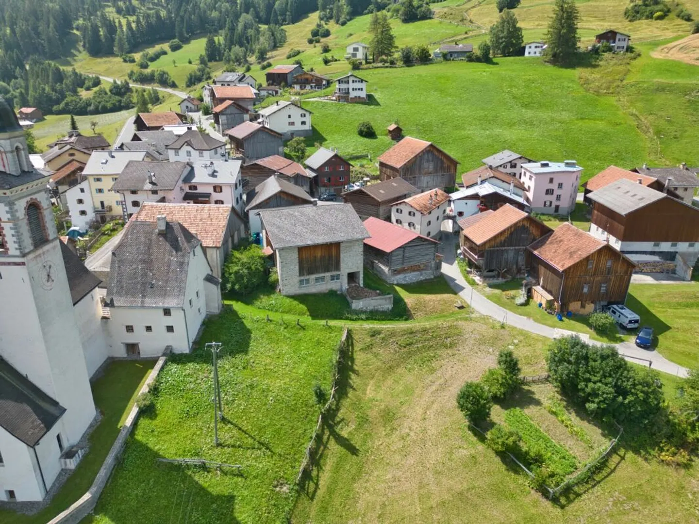 Terrain à bâtir avec étable dans la zone centrale du village - Photo 1 sur 9