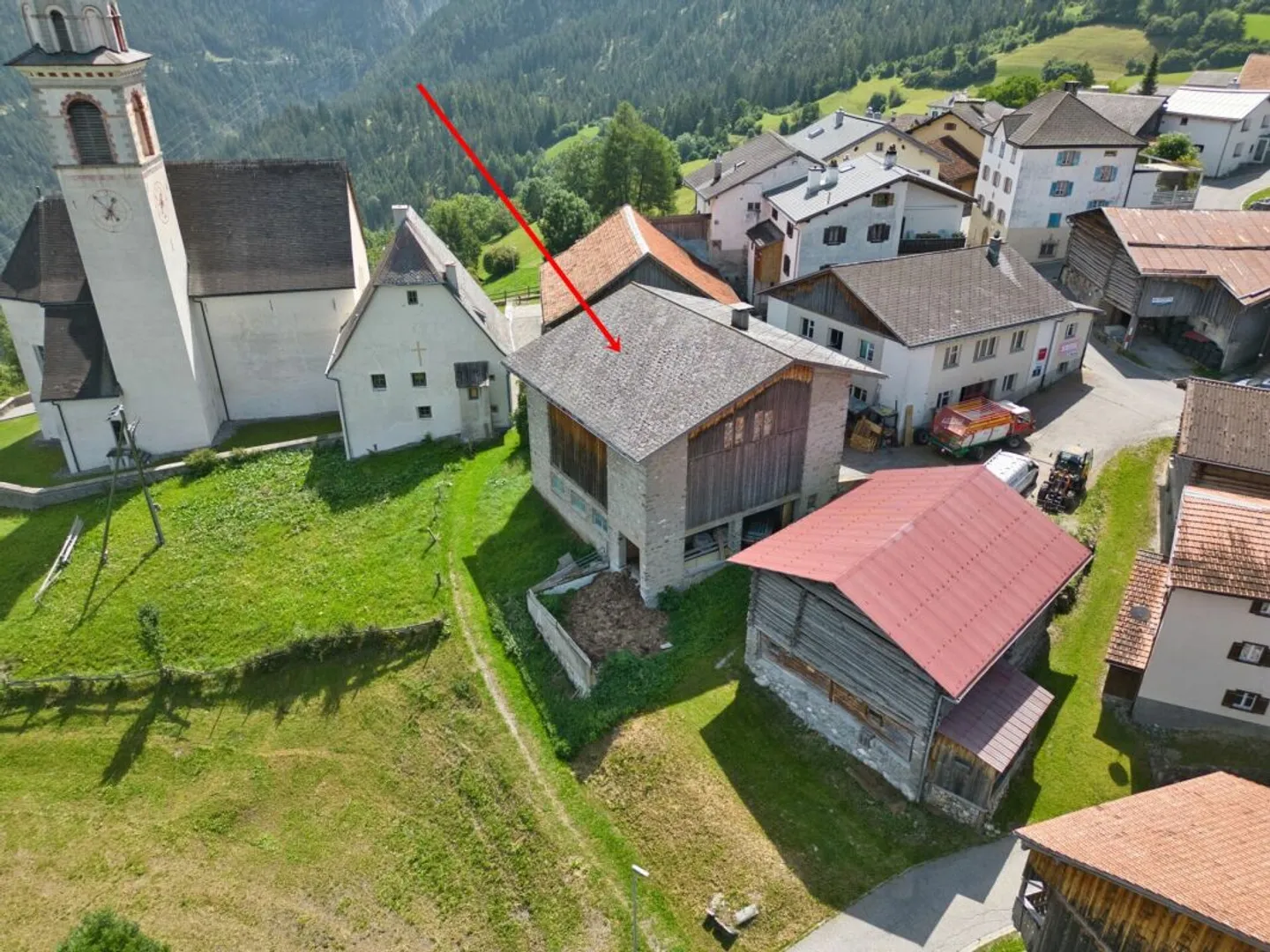 Terrain à bâtir avec étable dans la zone centrale du village - Photo 2 sur 9