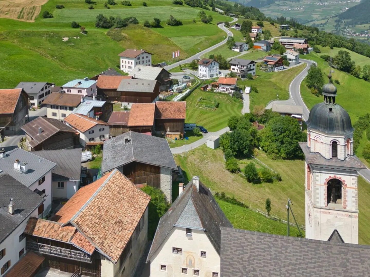 Terrain à bâtir avec étable dans la zone centrale du village - Photo 3 sur 9