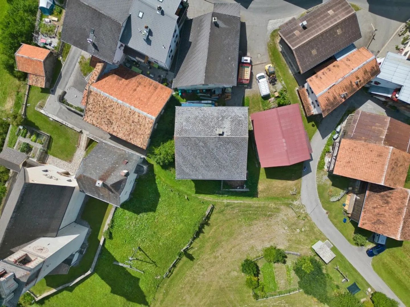 Terrain à bâtir avec étable dans la zone centrale du village - Photo 6 sur 9