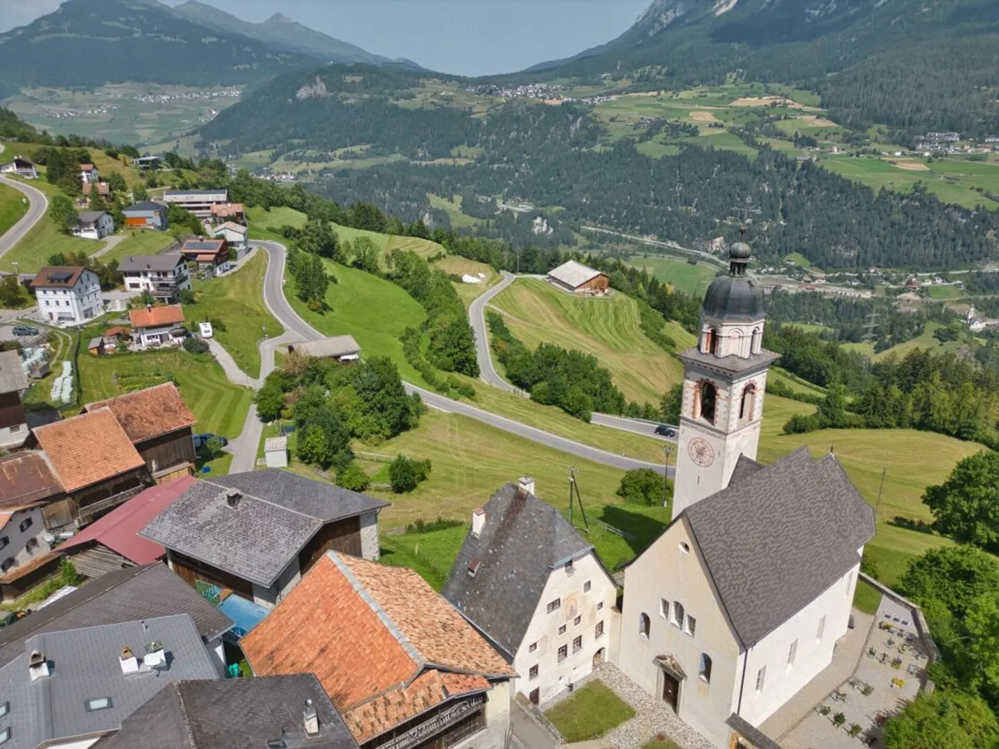 Terrain à bâtir avec étable dans la zone centrale du village - Photo 7 sur 9