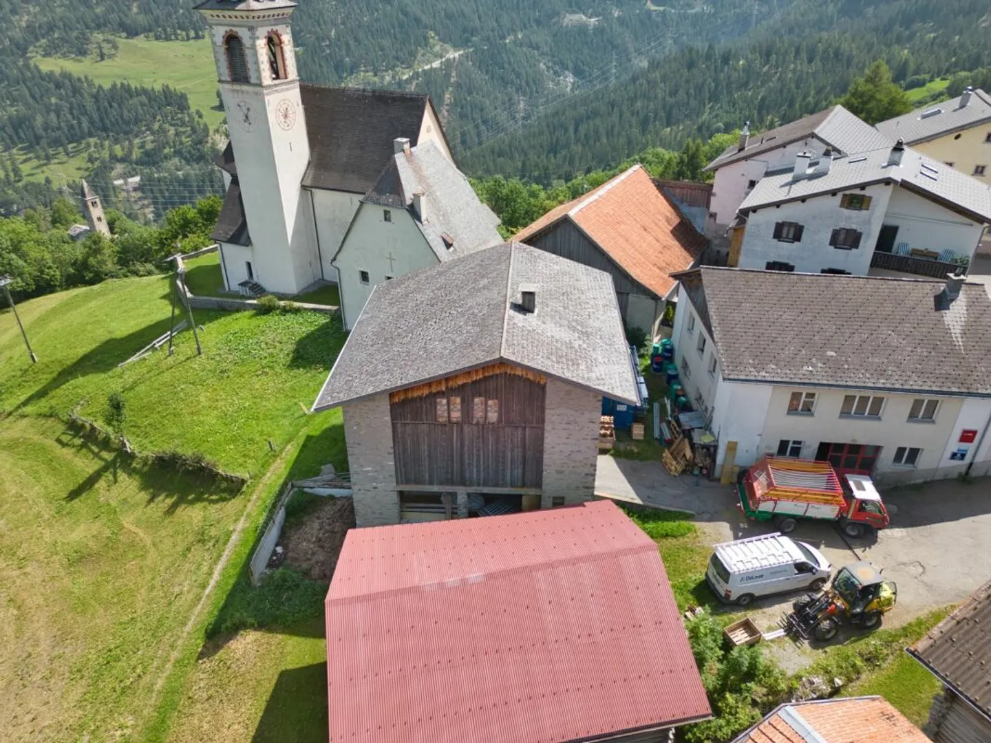 Terrain à bâtir avec étable dans la zone centrale du village - Photo 4 sur 9