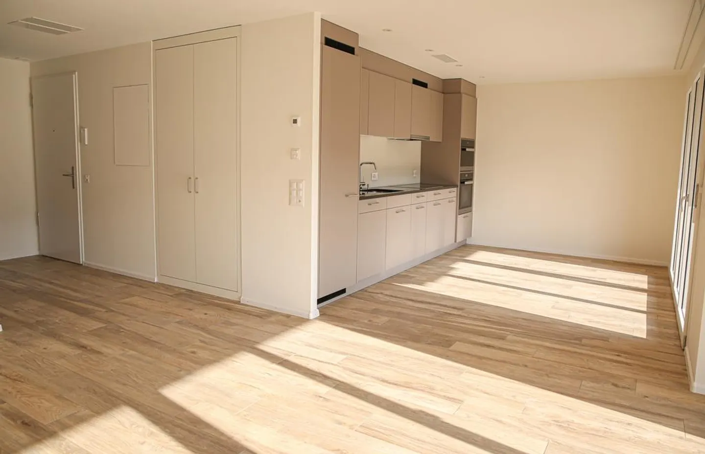 Modern apartment with garden seating area and private laundry room - Photo 2 of 7