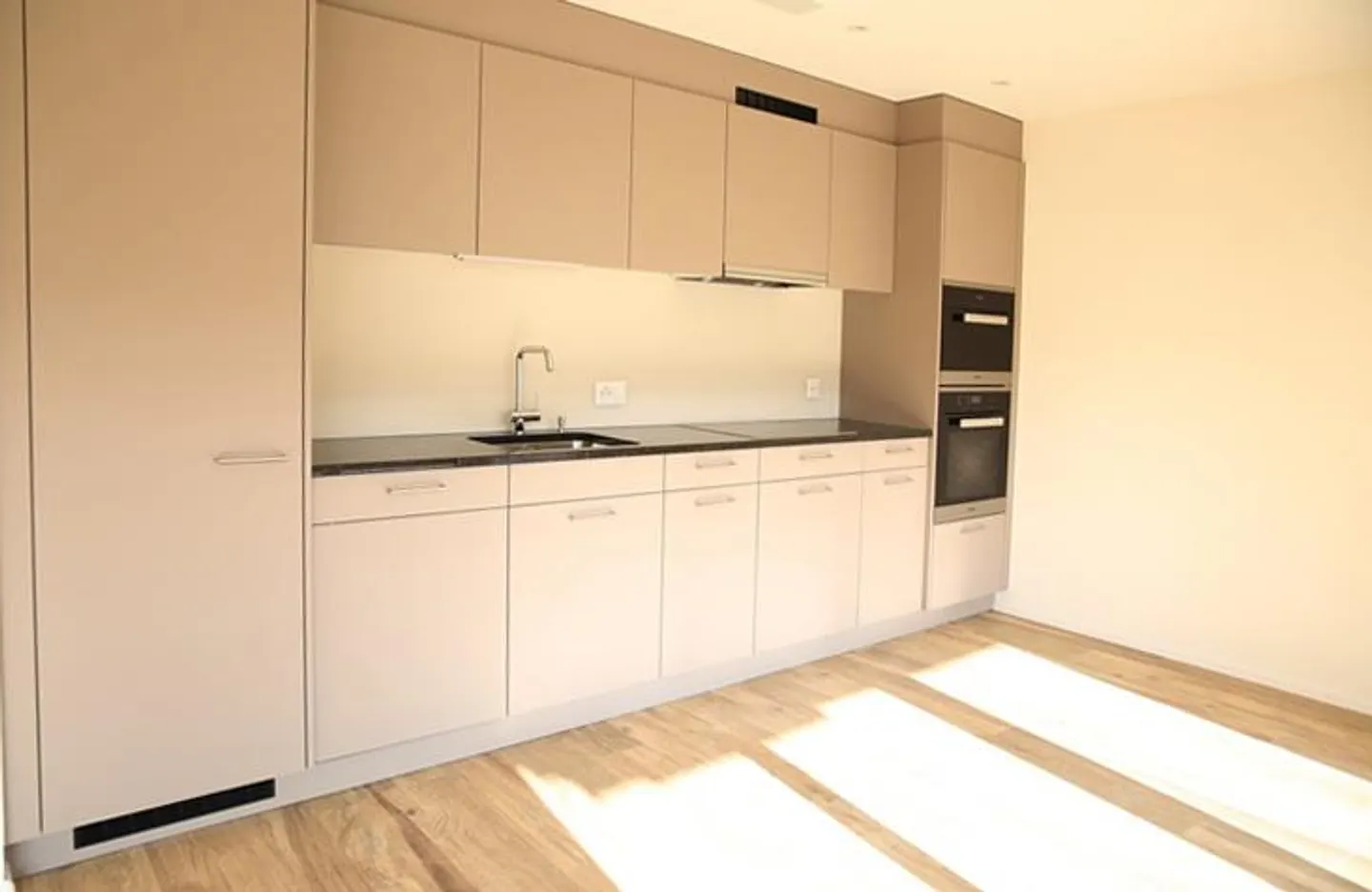 Modern apartment with garden seating area and private laundry room - Photo 3 of 7