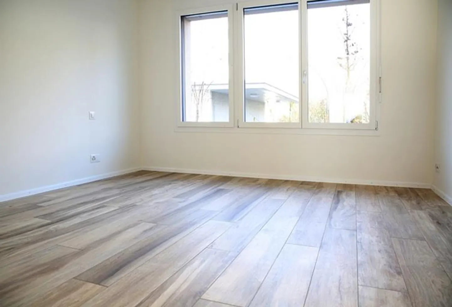 Modern apartment with garden seating area and private laundry room - Photo 4 of 7