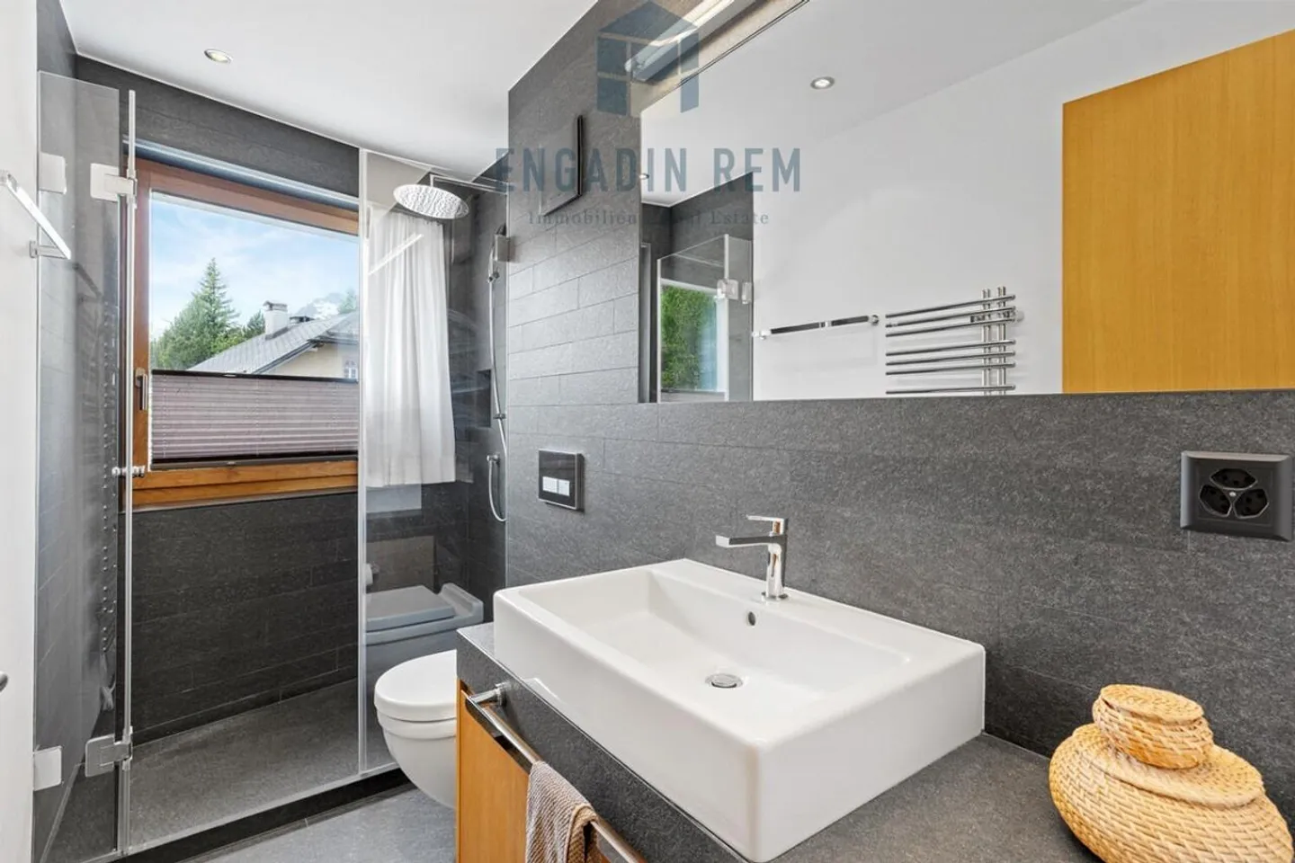 Appartement élégant de 4,5 pièces avec finition de haute qualité et balcon couvert - Photo 11 sur 13