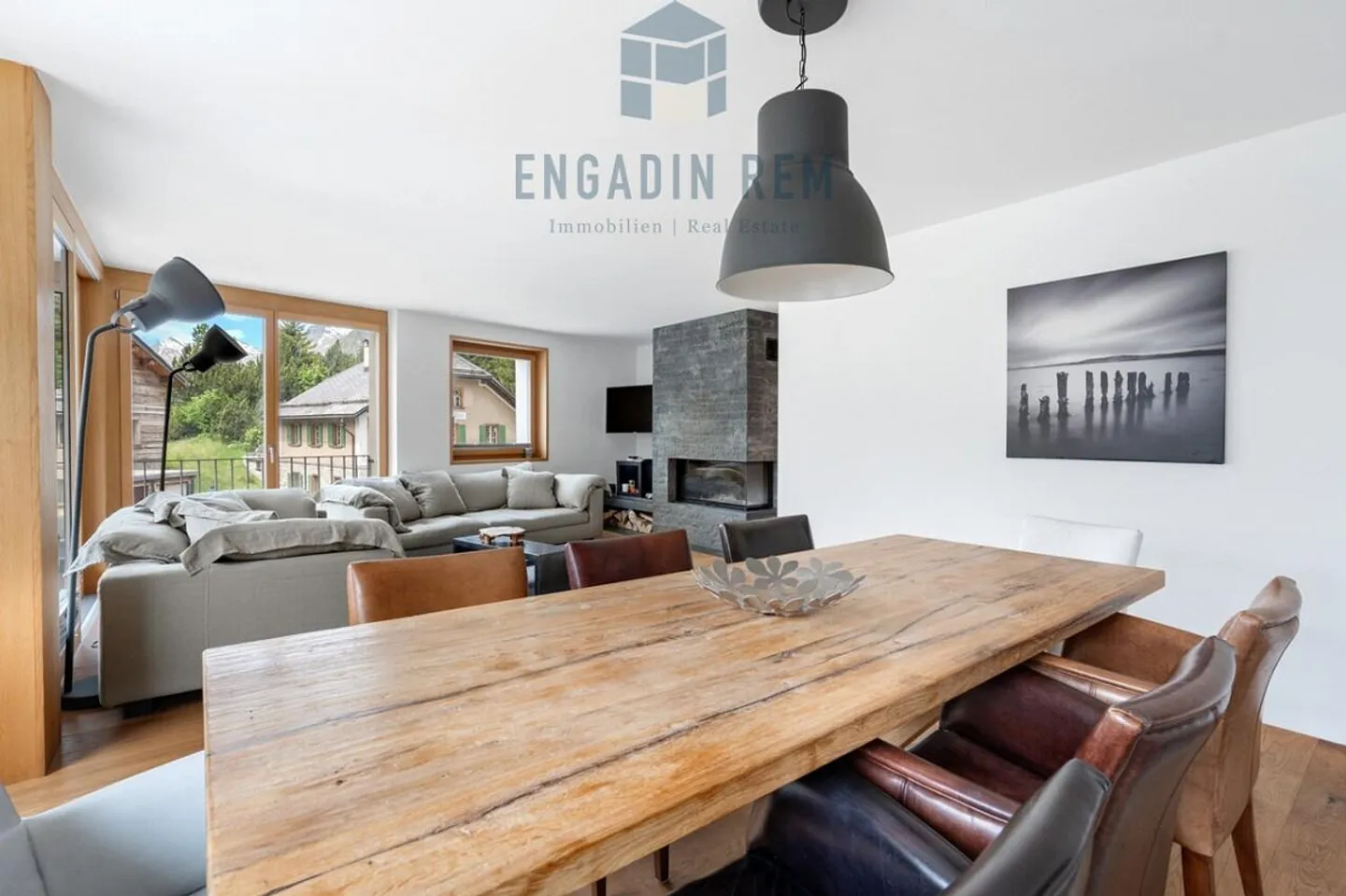 Appartement élégant de 4,5 pièces avec finition de haute qualité et balcon couvert - Photo 1 sur 13