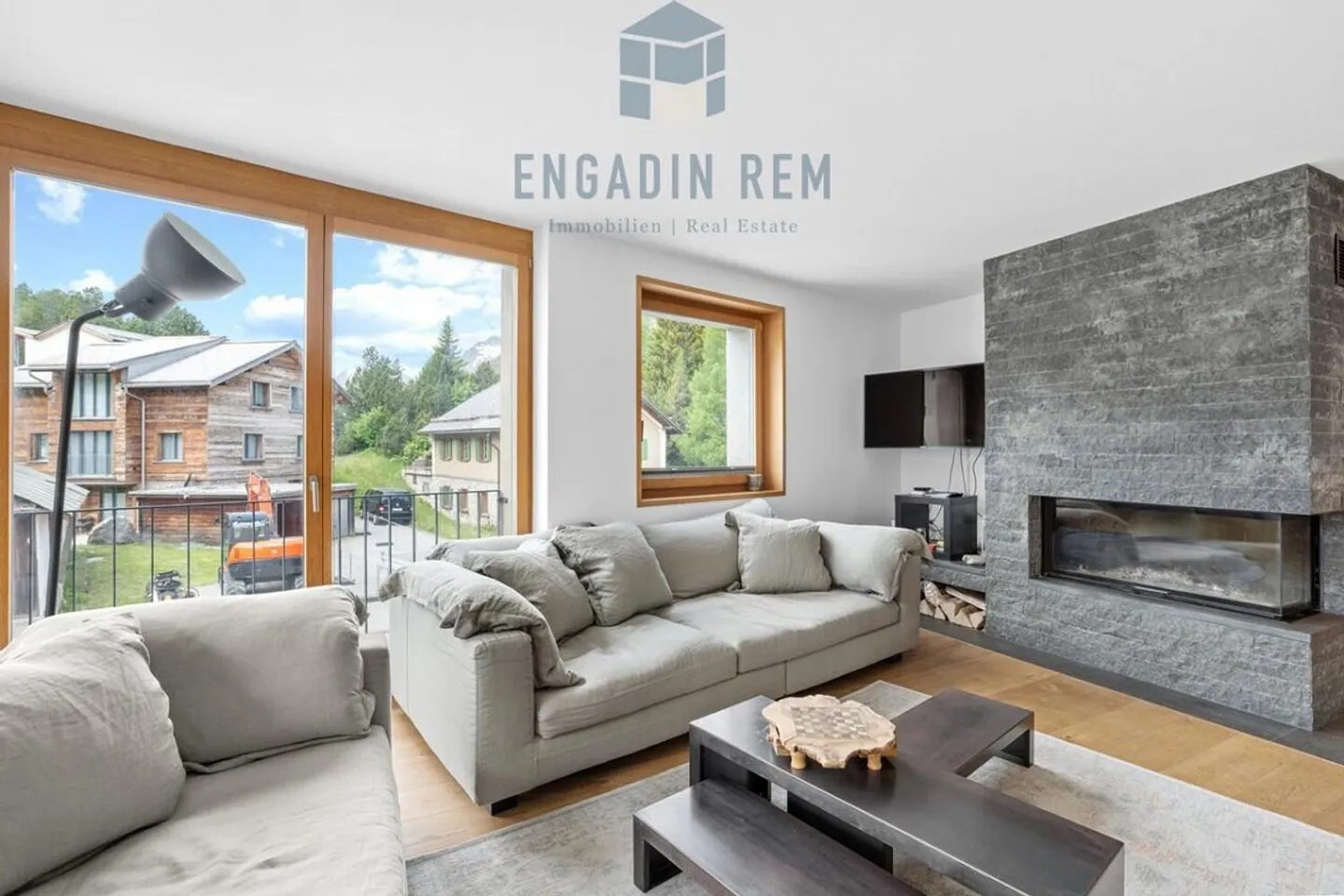 Appartement élégant de 4,5 pièces avec finition de haute qualité et balcon couvert - Photo 2 sur 13