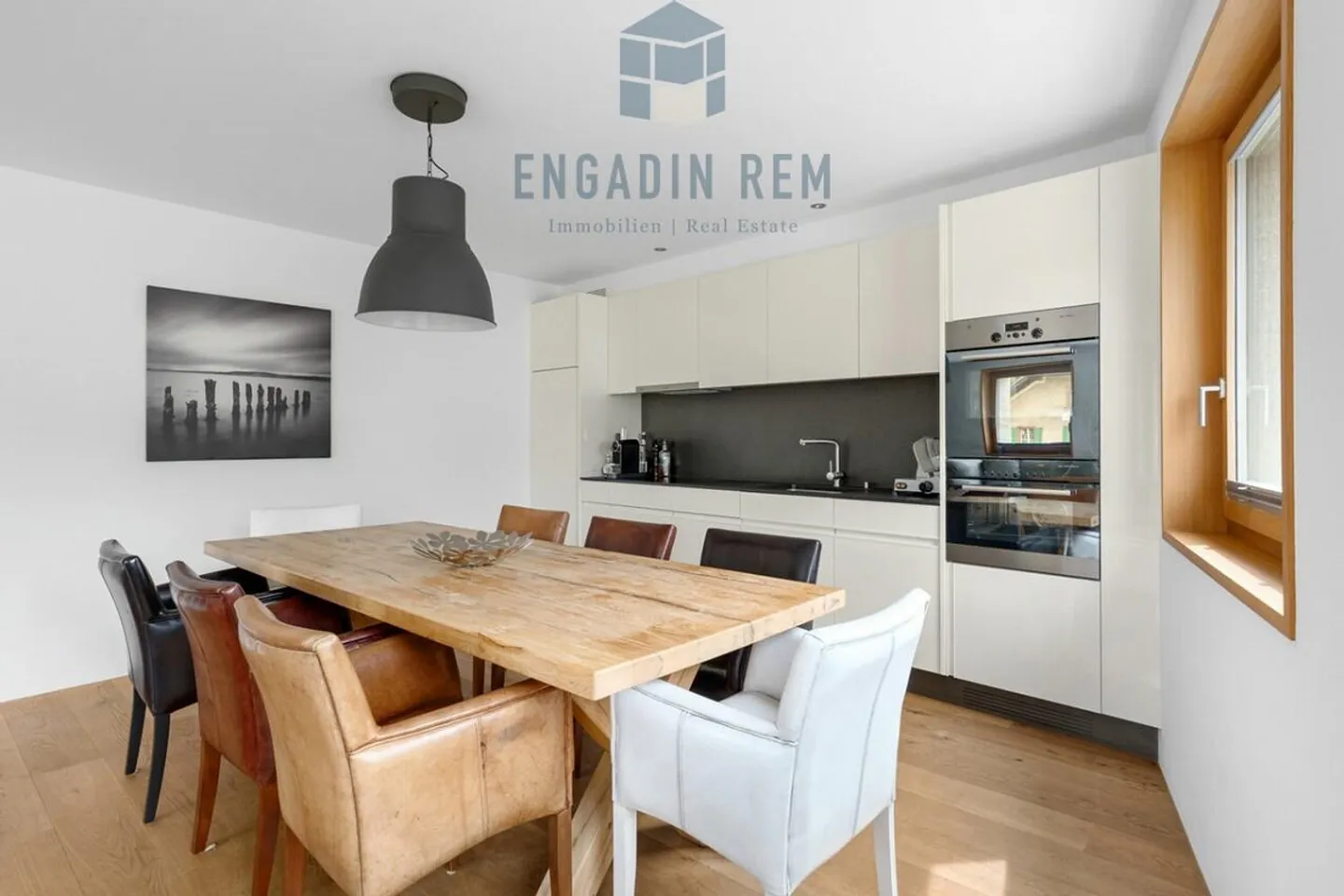 Appartement élégant de 4,5 pièces avec finition de haute qualité et balcon couvert - Photo 3 sur 13