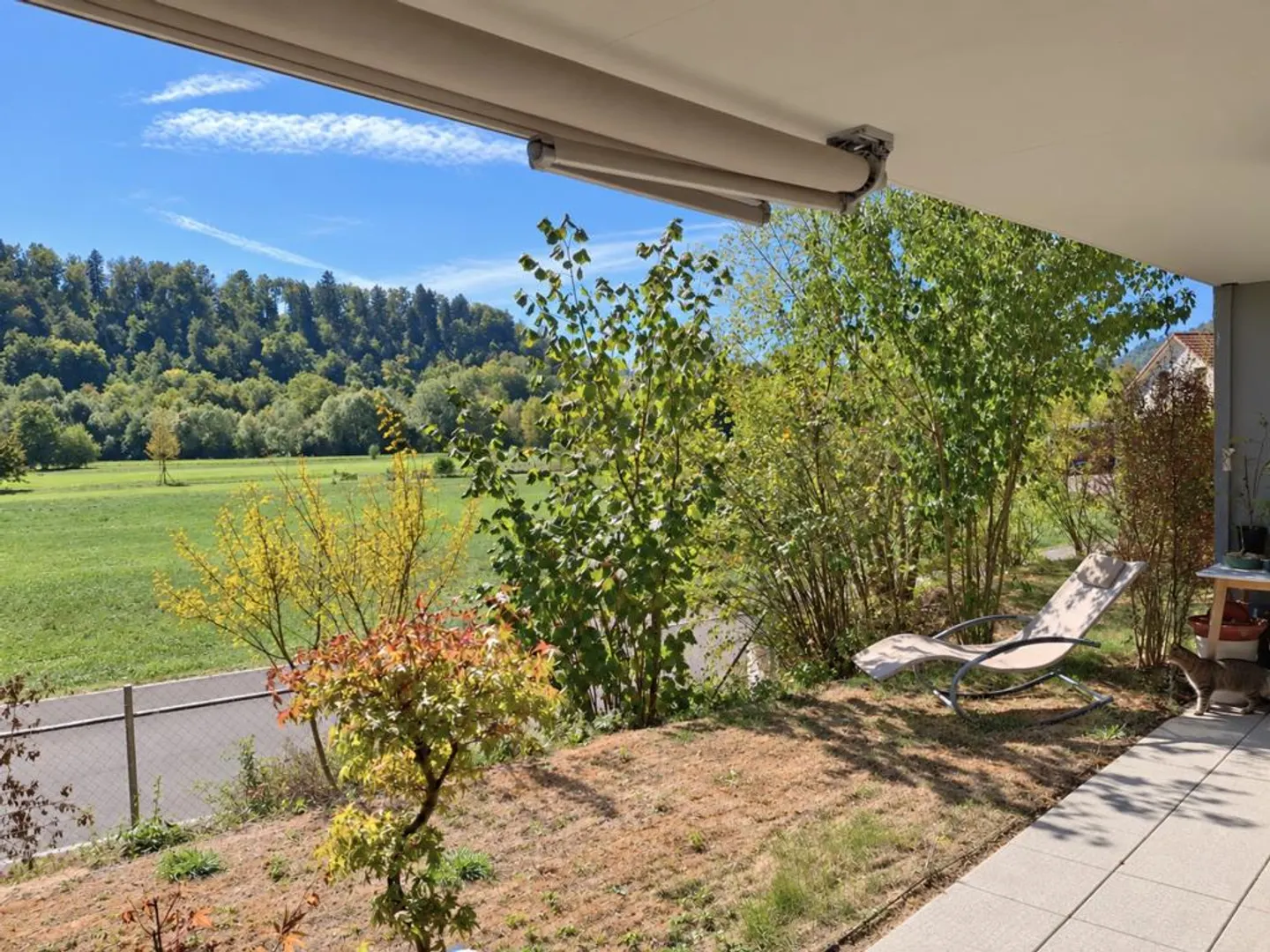 Modern apartment with garden seating area and private laundry room - Photo 6 of 7