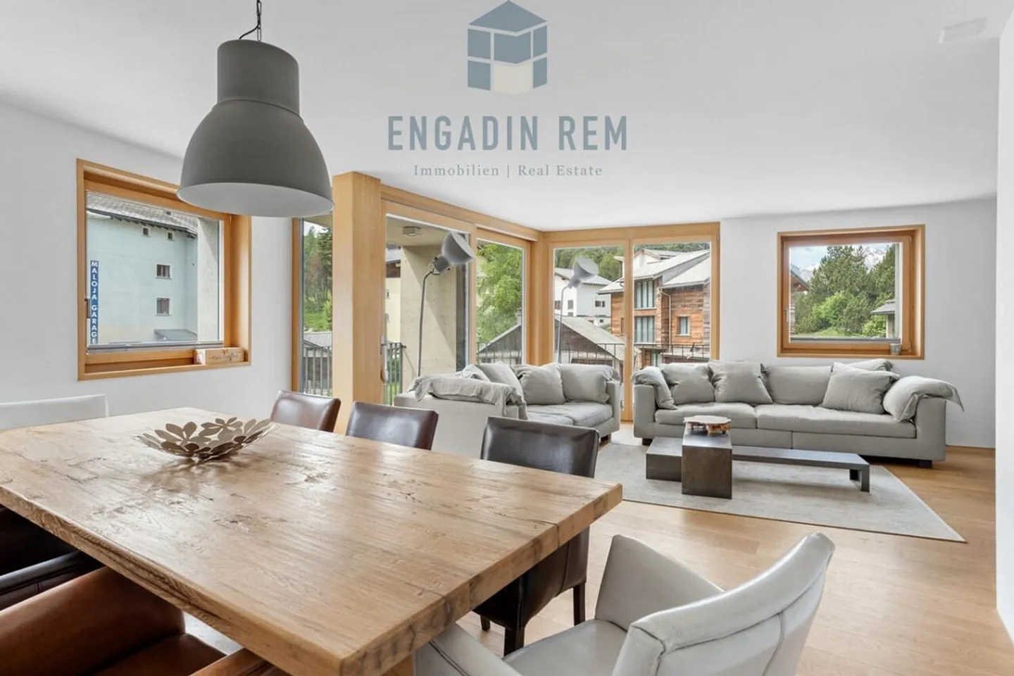 Appartement élégant de 4,5 pièces avec finition de haute qualité et balcon couvert - Photo 4 sur 13