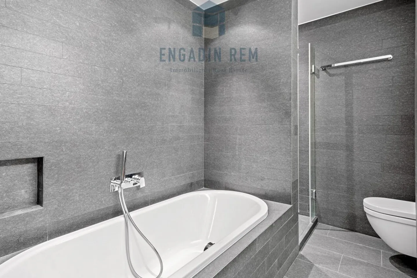 Appartement élégant de 4,5 pièces avec finition de haute qualité et balcon couvert - Photo 8 sur 13
