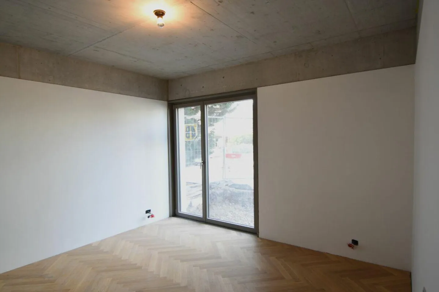 Trendige Wohnung mit kleinem Sitzplatz - Foto 2 von 4