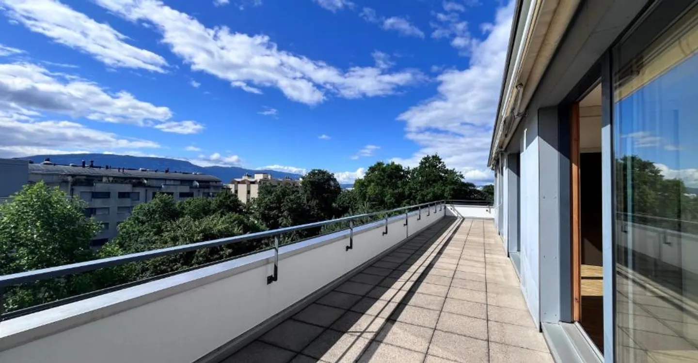 Enjoy a superb corner terrace in a residential area - Photo 1 of 6