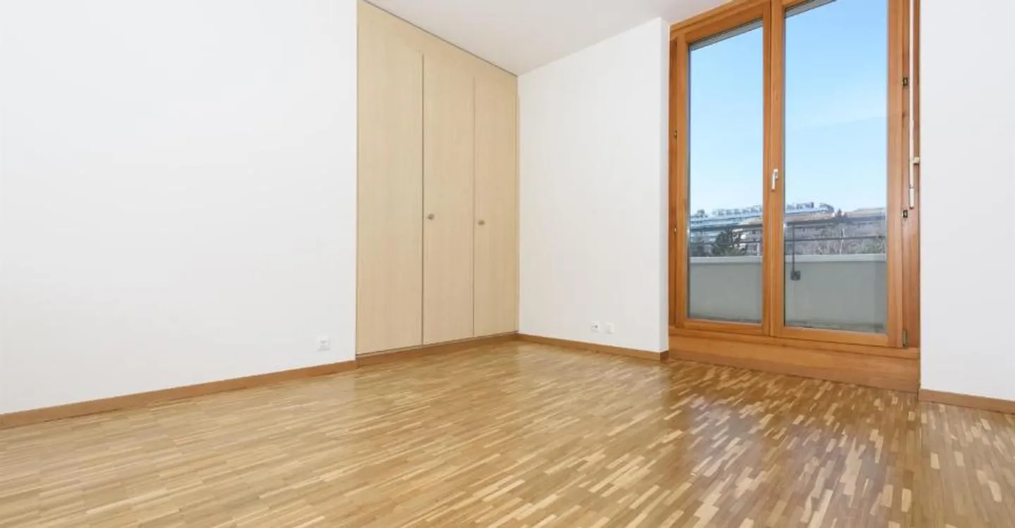 Enjoy a superb corner terrace in a residential area - Photo 6 of 6