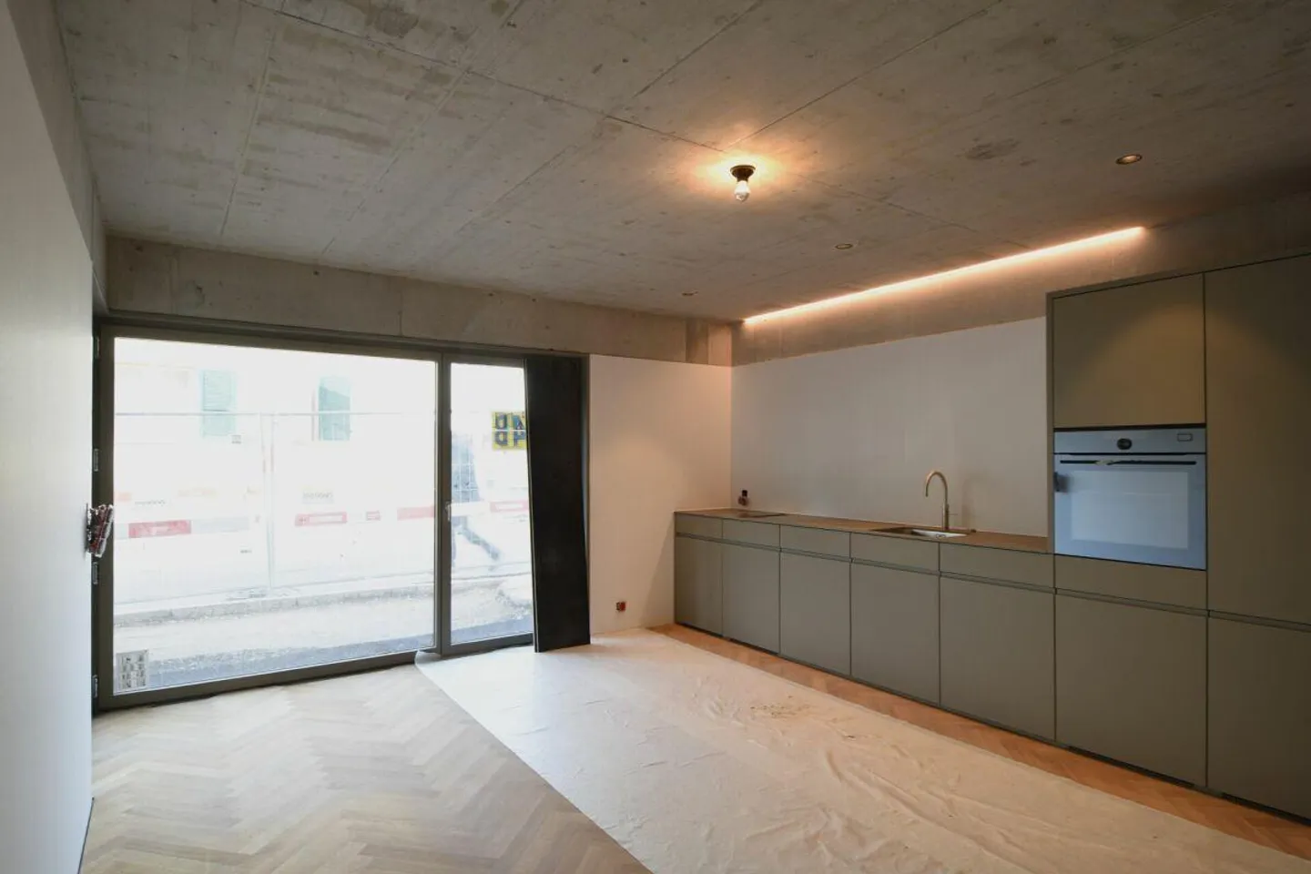 Trendige Wohnung mit kleinem Sitzplatz - Foto 3 von 4