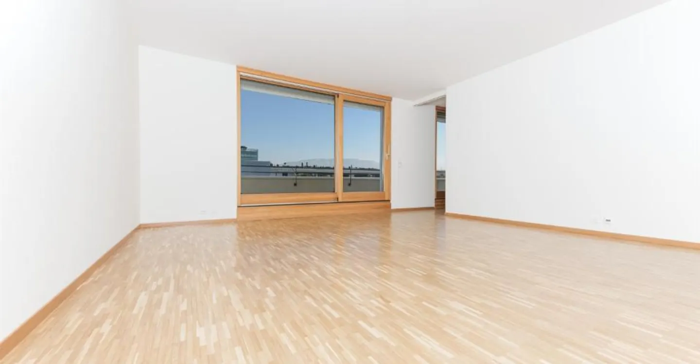 Enjoy a superb corner terrace in a residential area - Photo 3 of 6