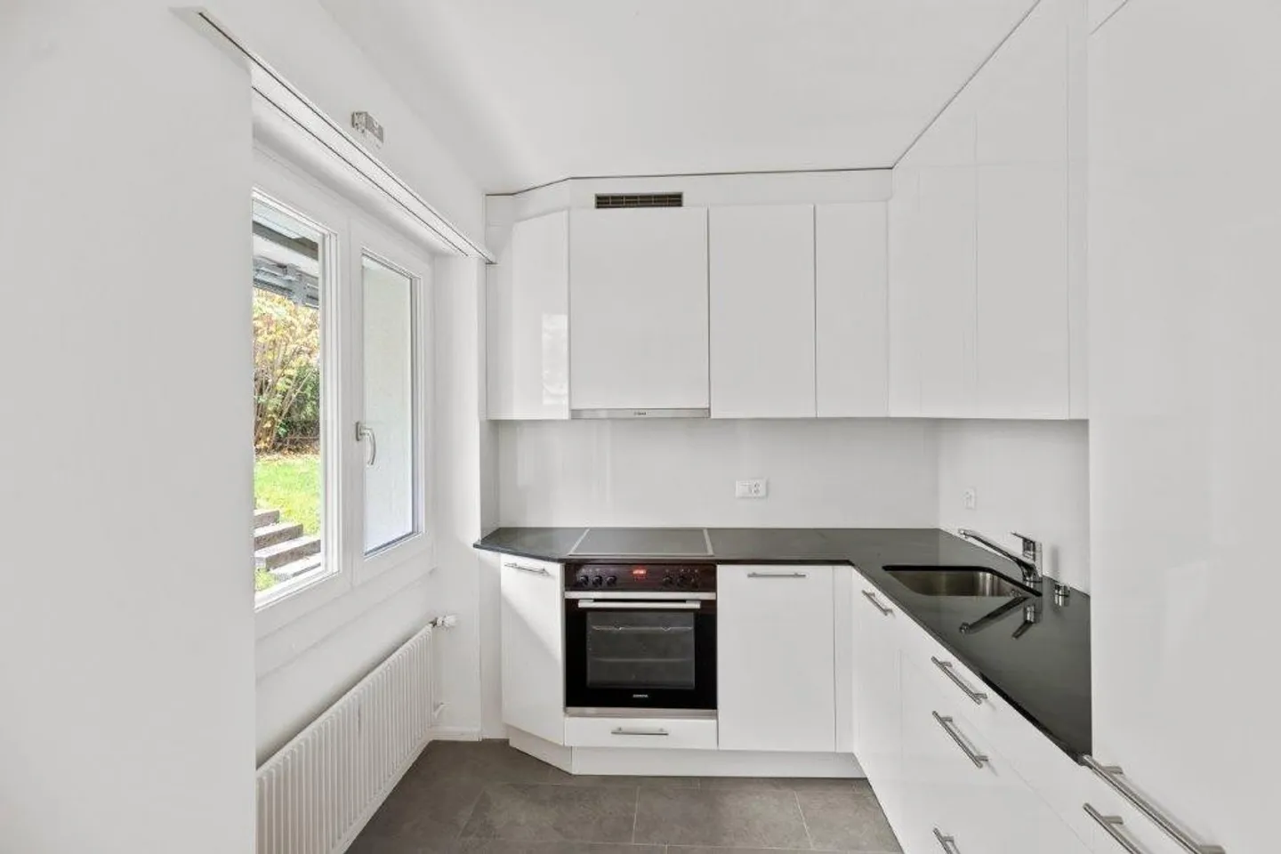 Renovated apartment in a quiet location amidst wonderful green surroundings - Photo 3 of 12