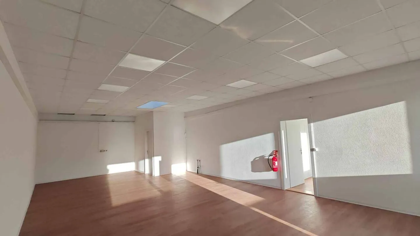 Commercial for rent - Photo 3 of 13