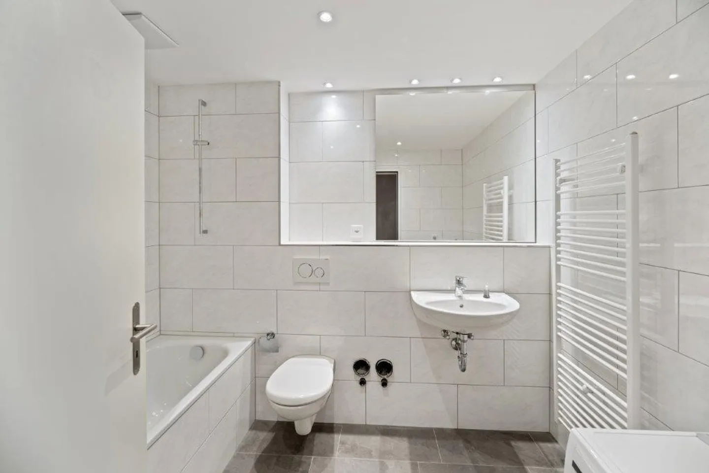 Renovated apartment in a quiet location amidst wonderful green surroundings - Photo 8 of 12