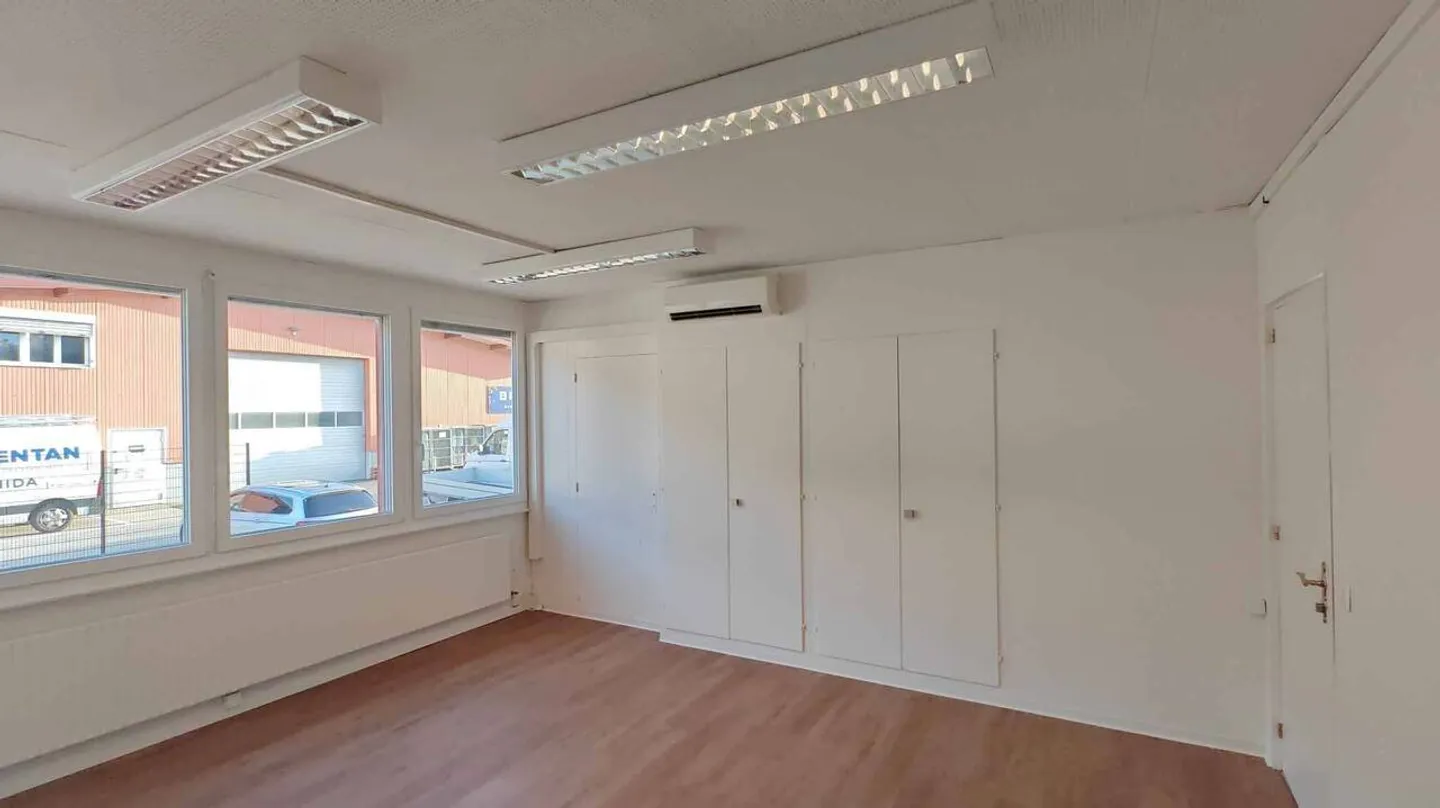 Commercial for rent - Photo 8 of 13