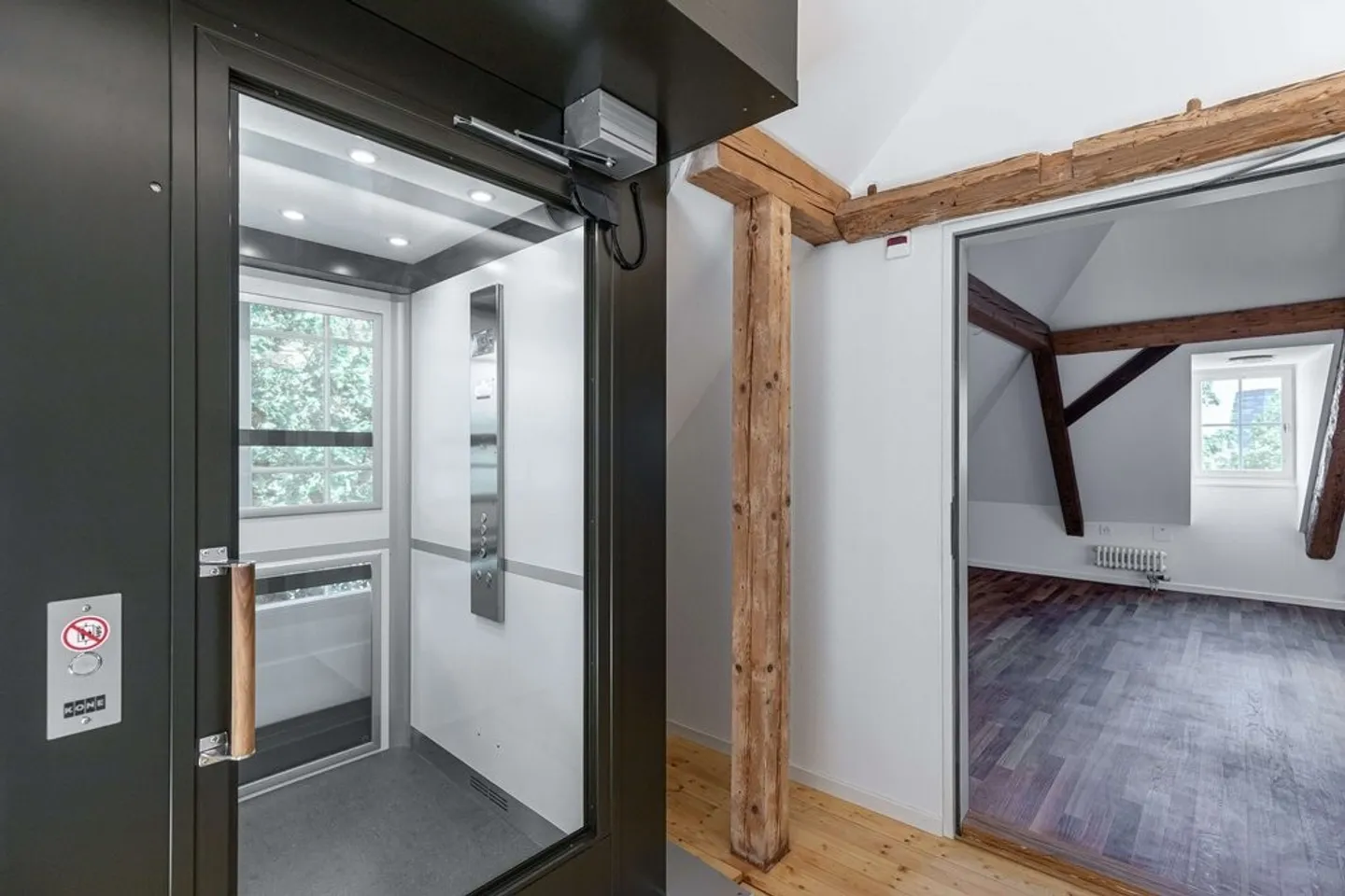 Office in the attic of a historic building - Photo 6 of 10