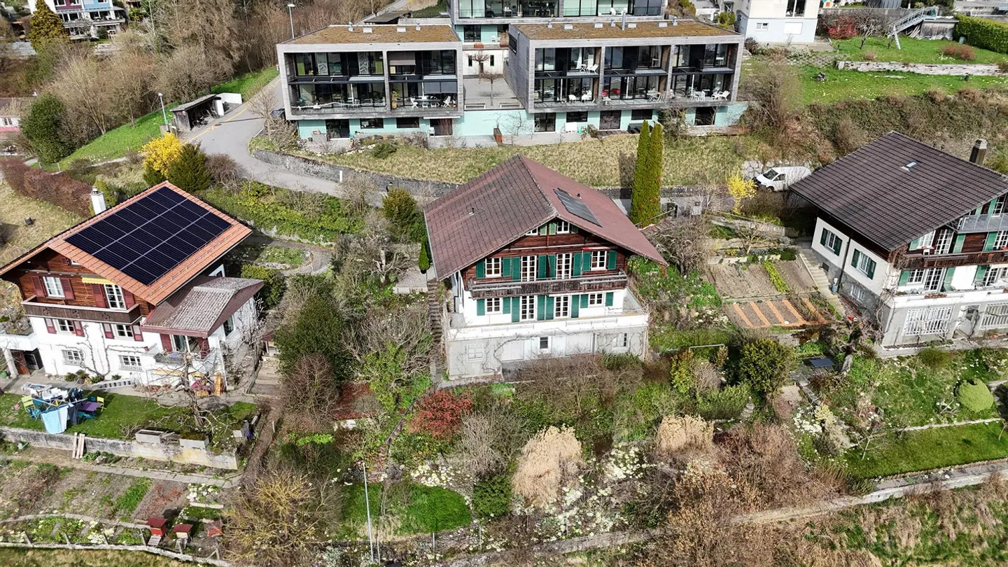 Charming 10.5-Room Single-Family House with a View in Bolligen - Photo 3 of 17