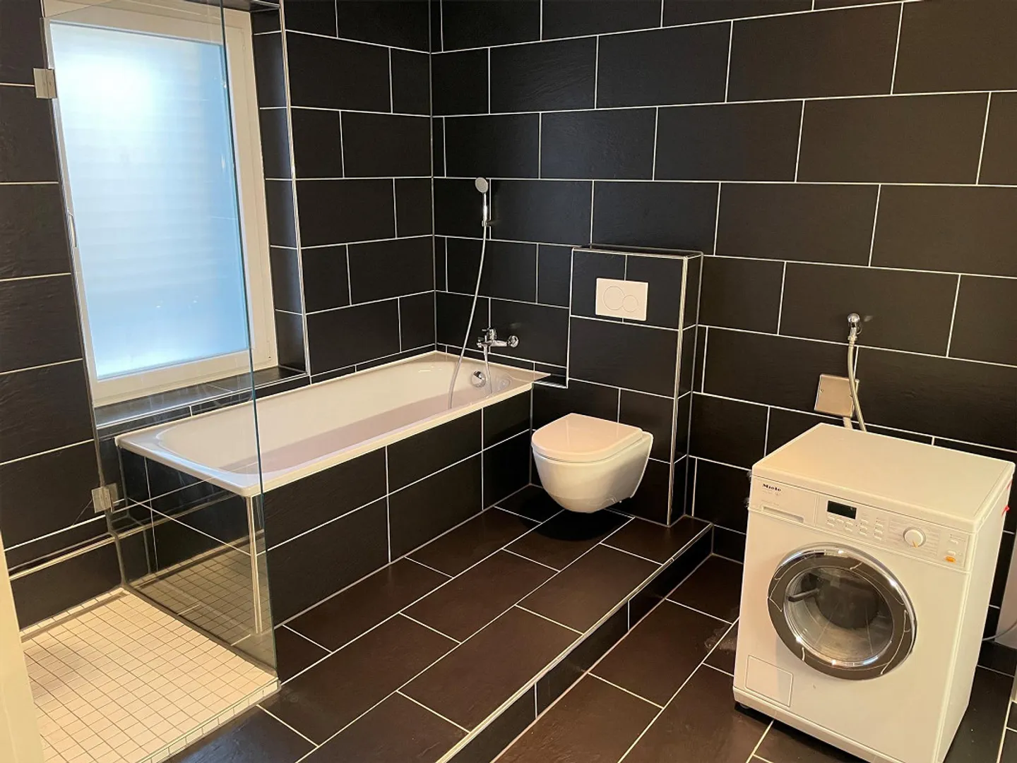 Appartement en duplex 4.5 pièces avec cheminée et machine à laver - Photo 2 sur 12