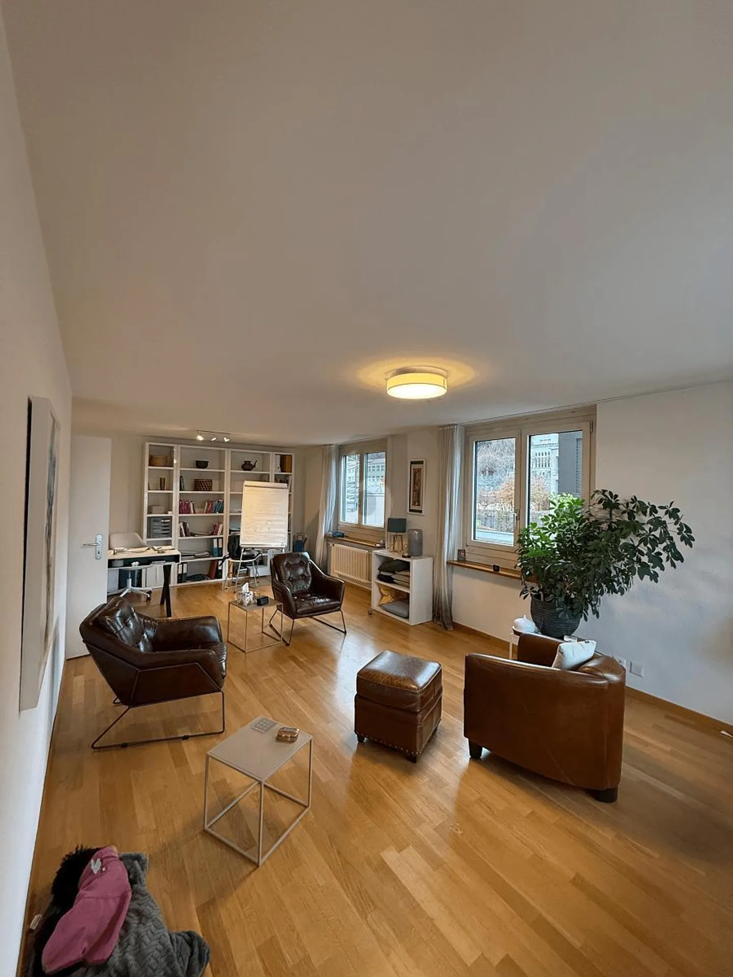 Stilvolles Büro mit Balkonblick - Foto 1 von 6