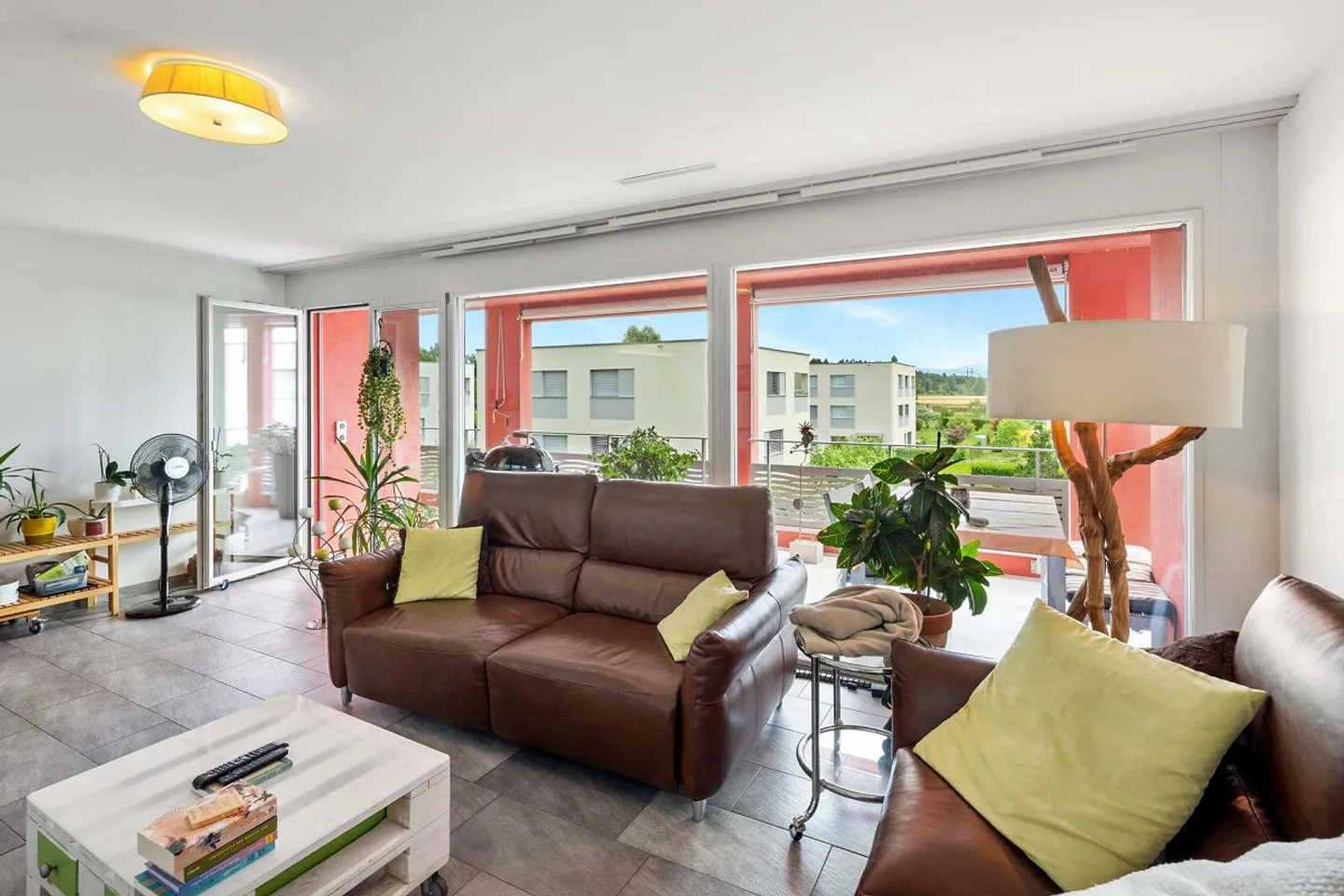 Spacious 5.5-room apartment with panoramic views and sunny orientation - Photo 3 of 11