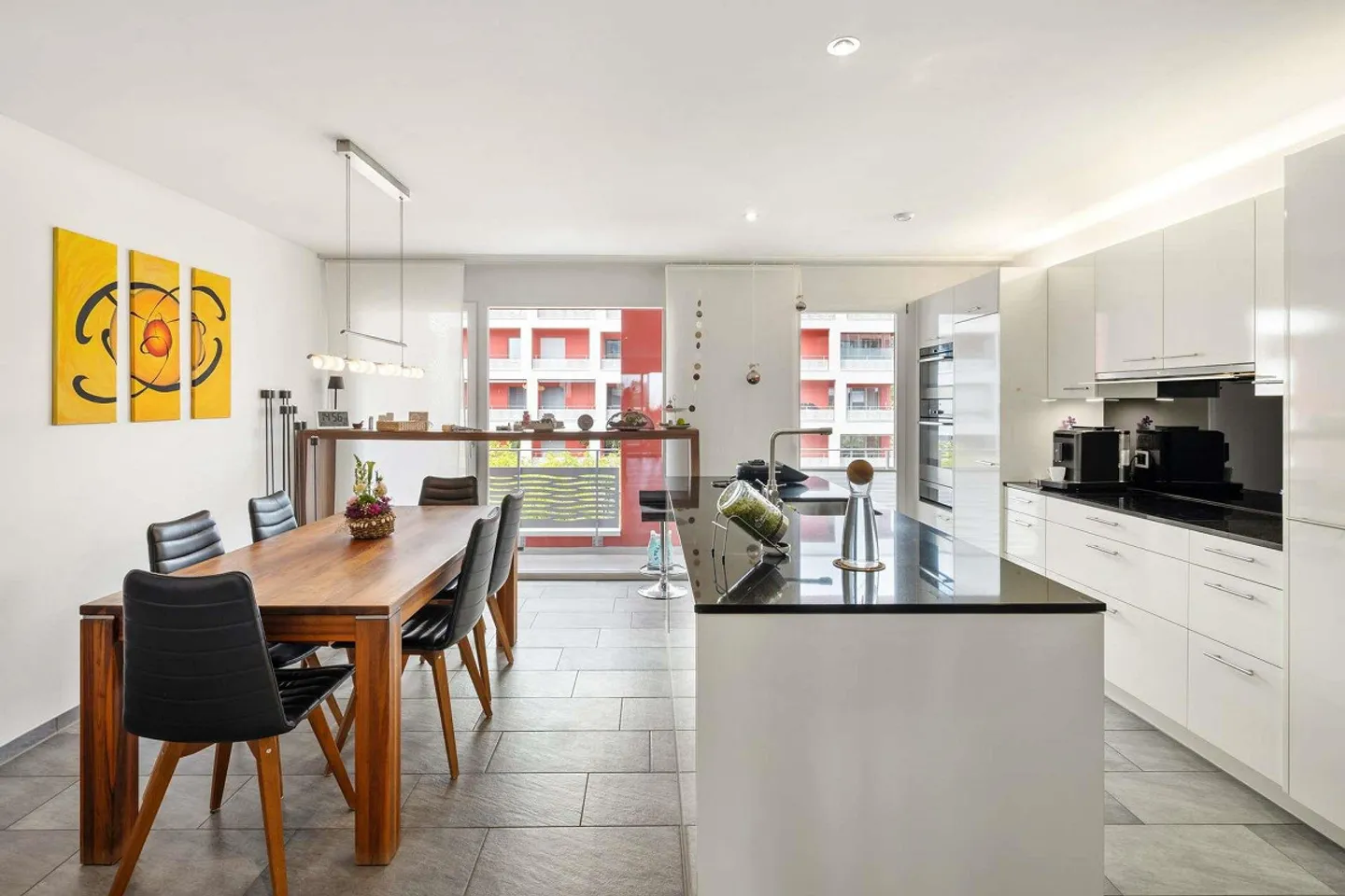 Spacious 5.5-room apartment with panoramic views and sunny orientation - Photo 4 of 11