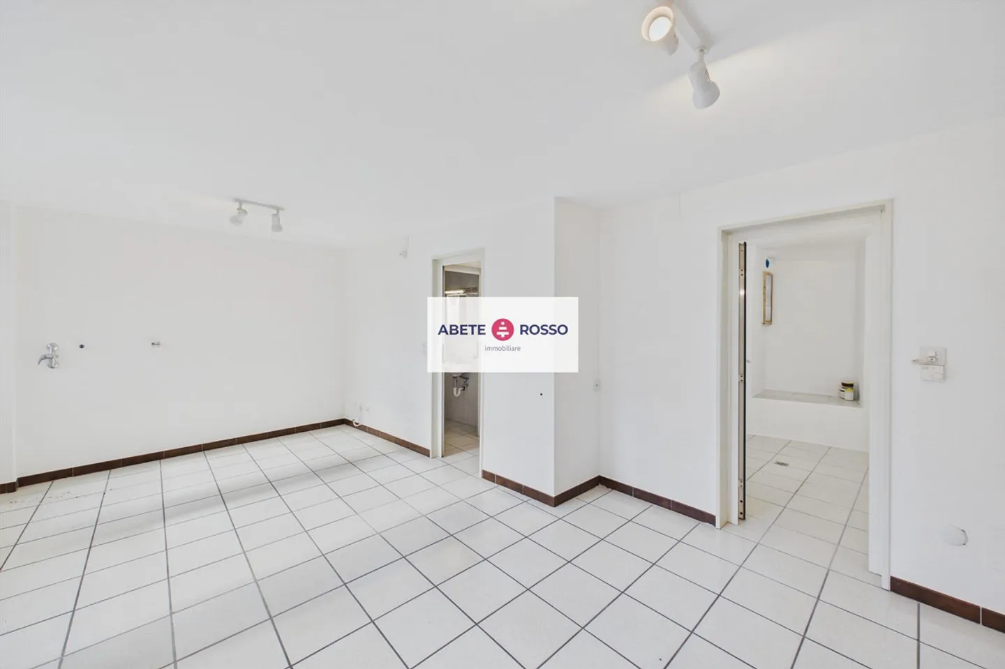 Bright commercial space in a central location in Minusio - Photo 3 of 8