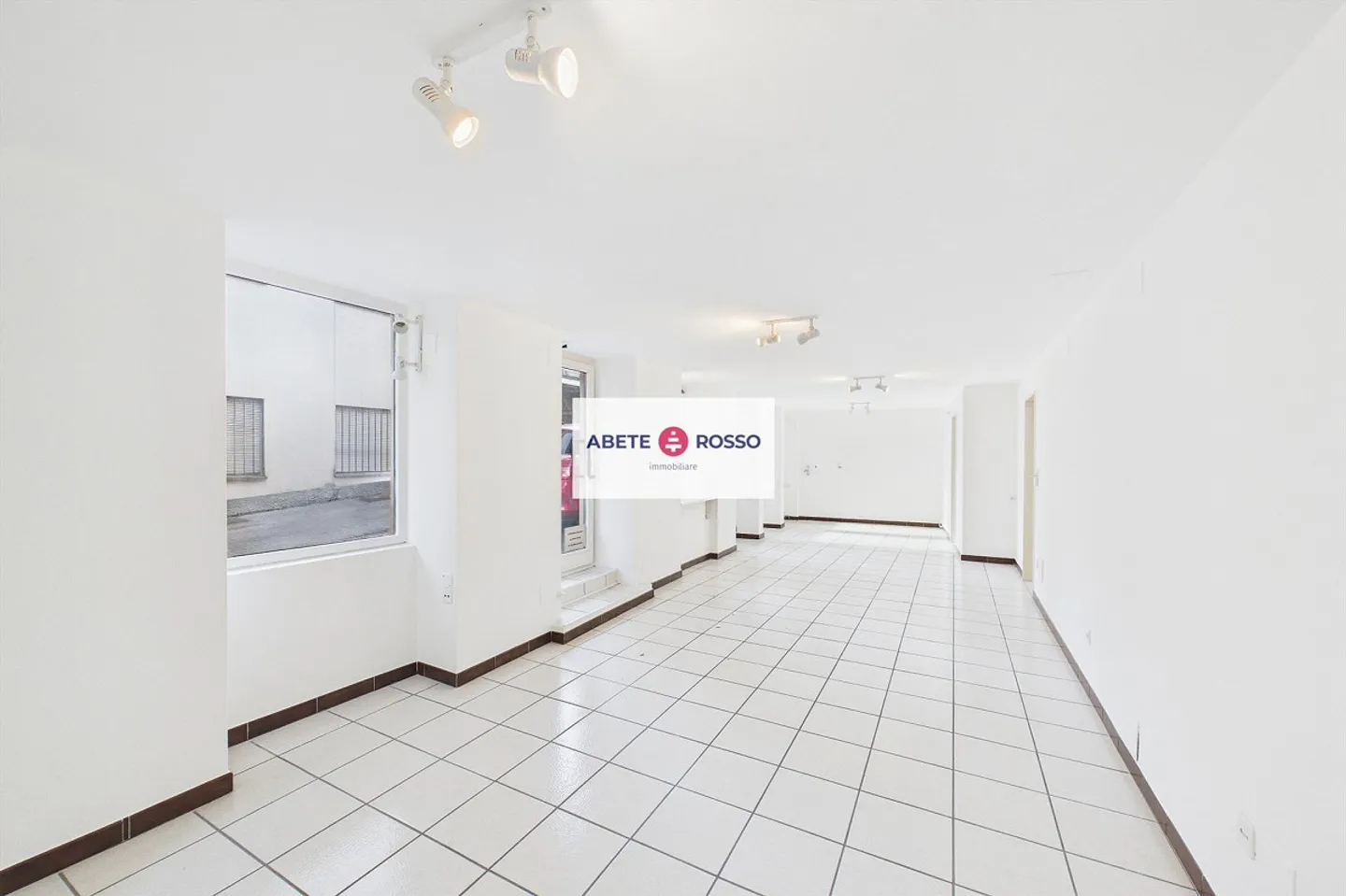 Bright commercial space in a central location in Minusio - Photo 4 of 8