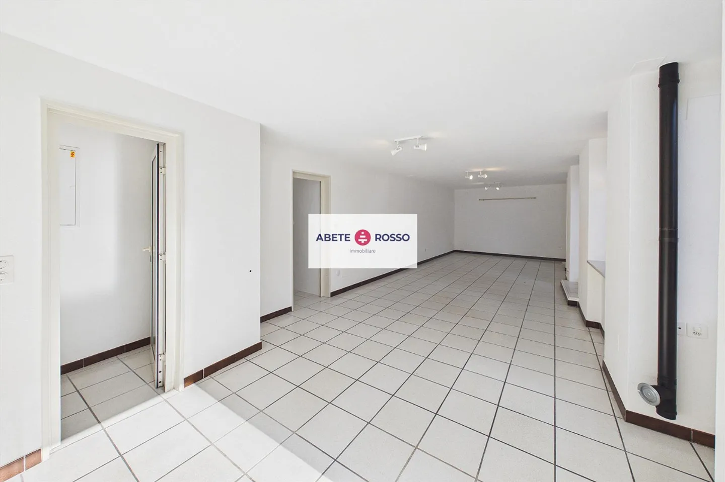 Bright commercial space in a central location in Minusio - Photo 6 of 8