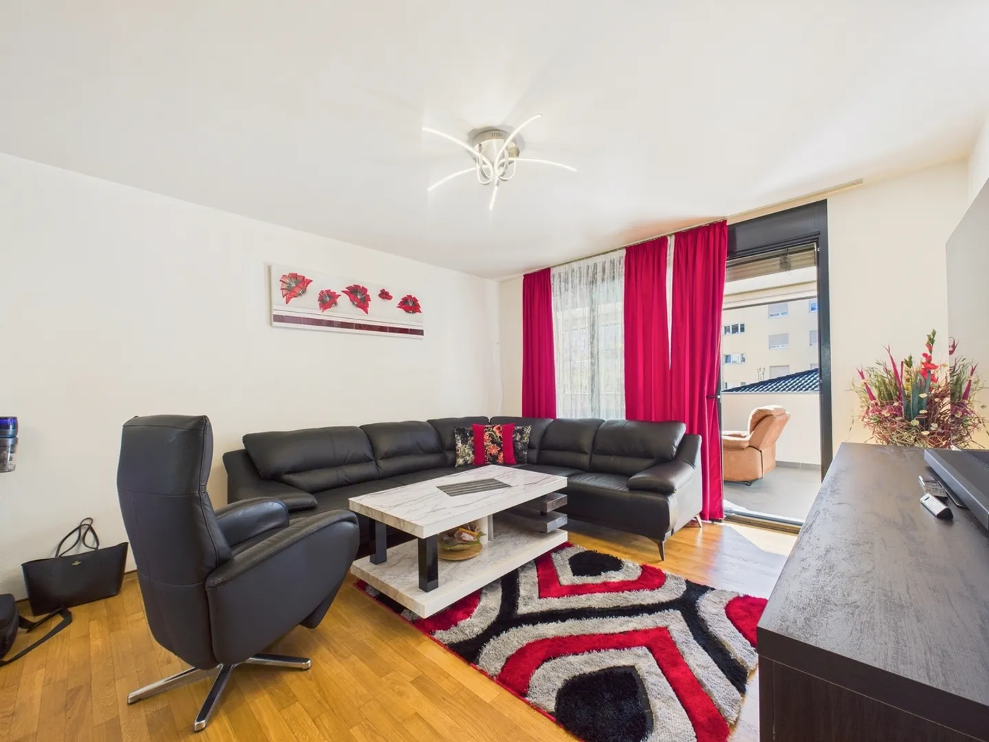 Spacious and bright 5.5 rooms ideal for families in Bellinzona - Photo 1 of 13