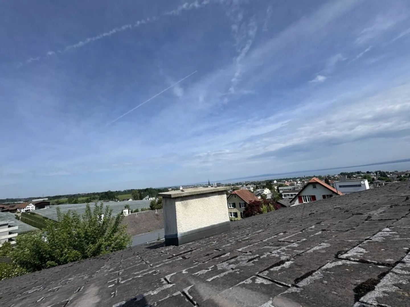 Villa con vista lago e terreno edificabile separato in una posizione molto buona. - Foto 7 di 13