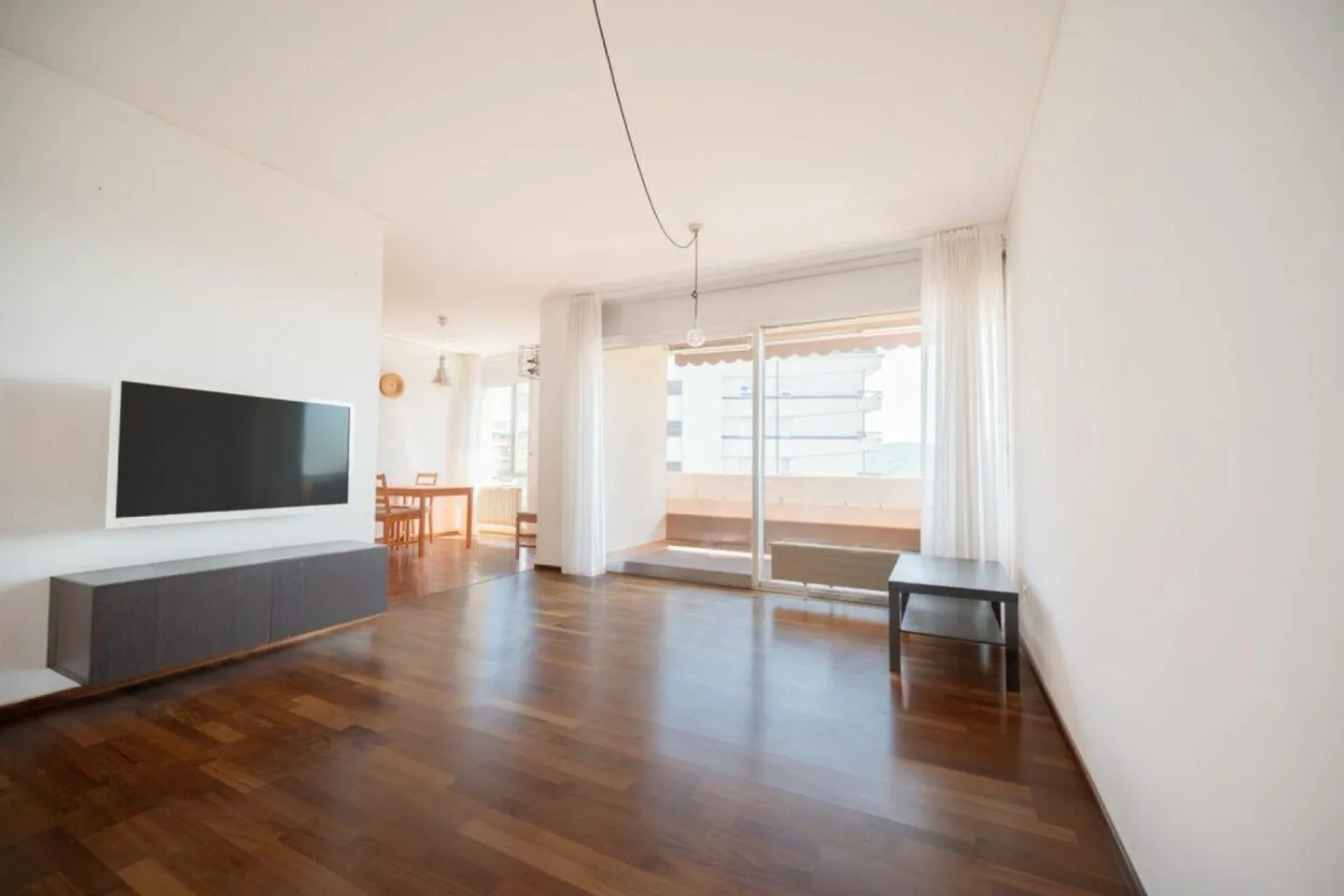 Comfortable apartment with double balcony and covered parking - Photo 5 of 8