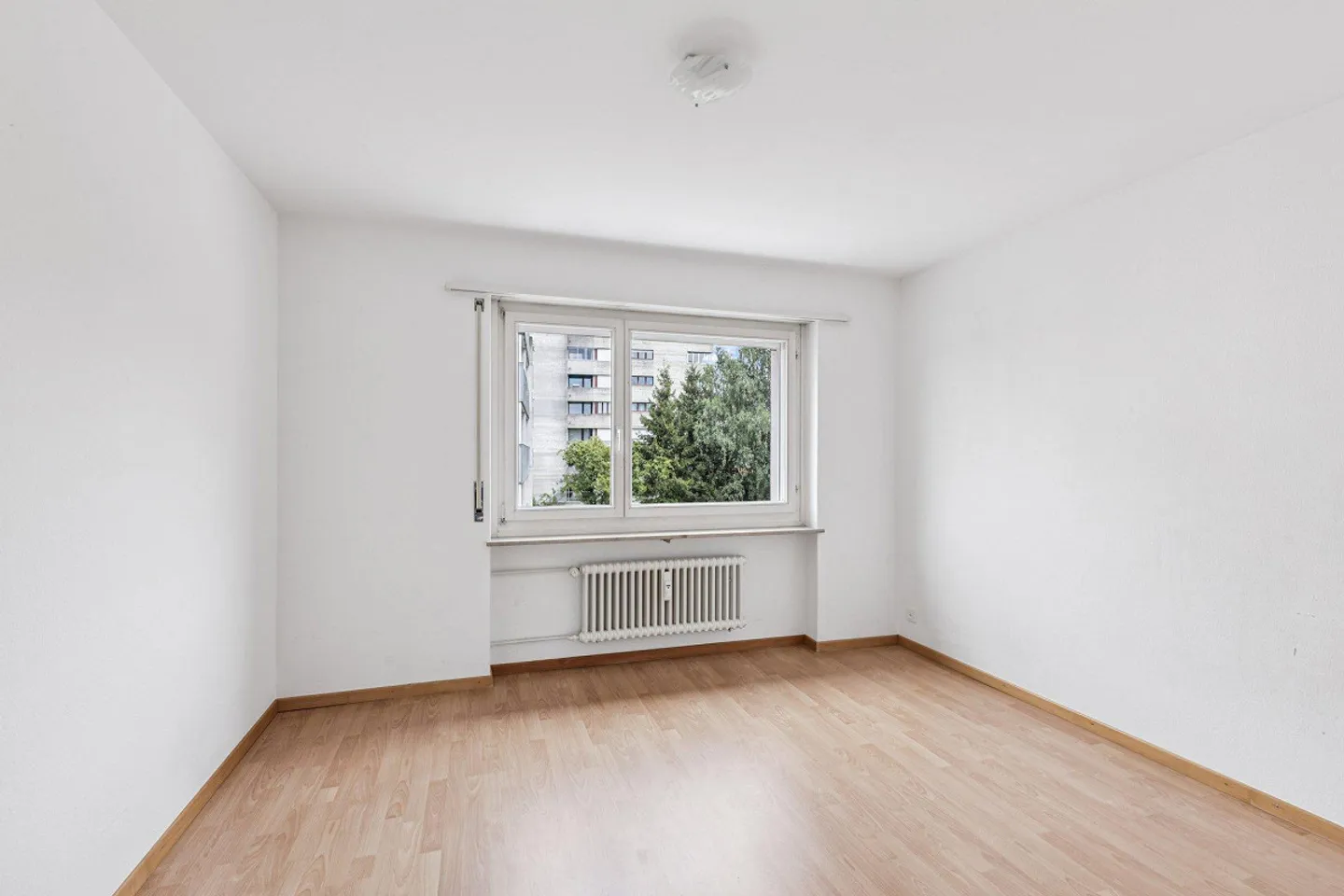 Charmante appartement de 3,5 pièces dans un endroit calme disponible immédiatement - Photo 2 sur 8
