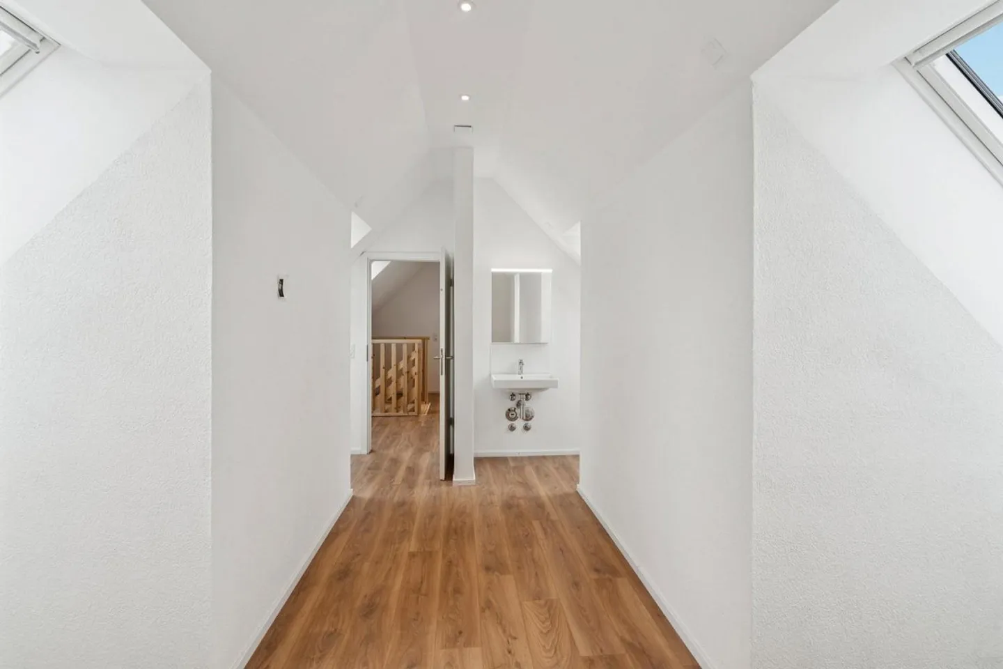 Wohnen auf höchstem Niveau – Traumhafte 6.5-Zimmer-Maisonette nach Totalsanierung - Photo 5 of 13