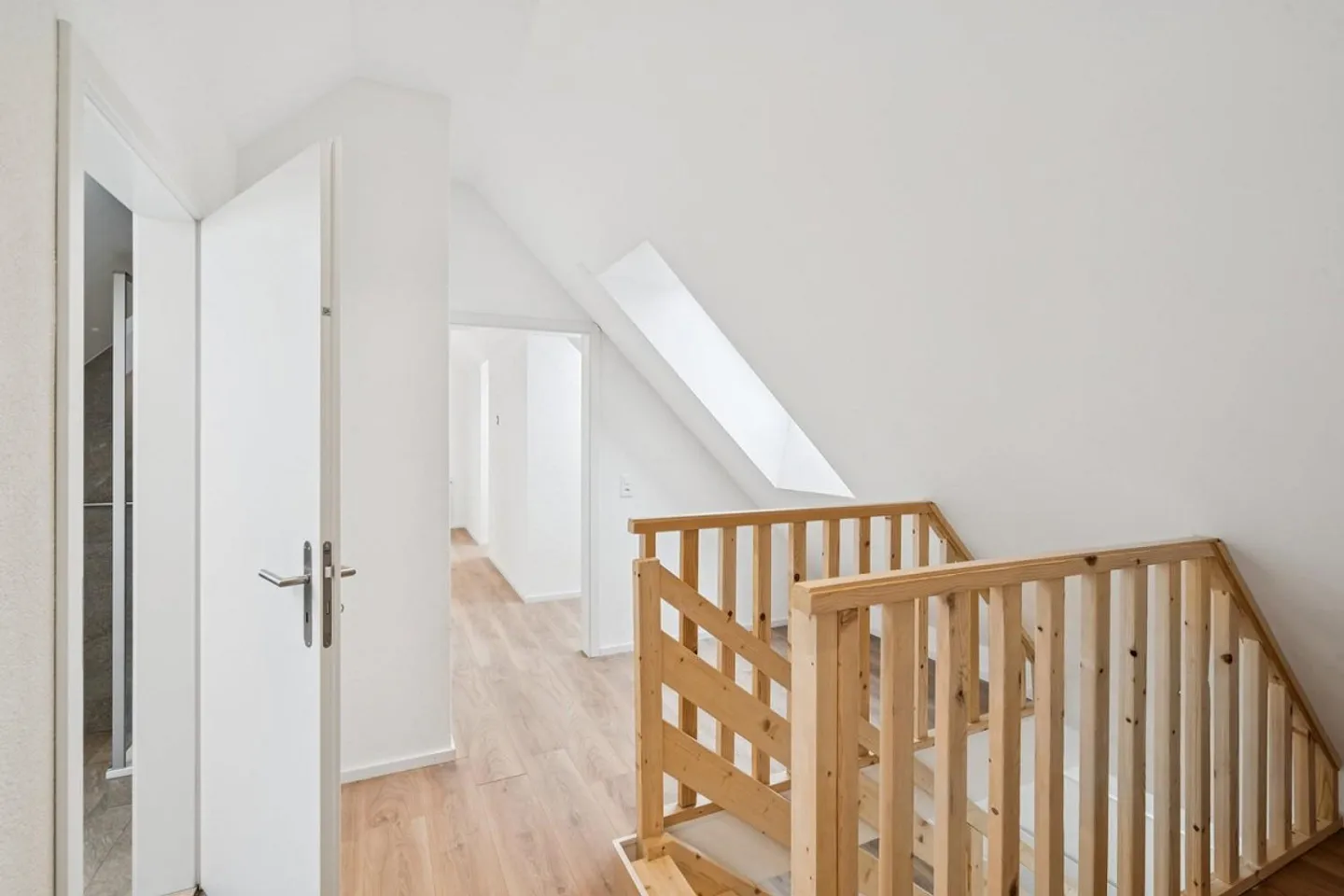Wohnen auf höchstem Niveau – Traumhafte 6.5-Zimmer-Maisonette nach Totalsanierung - Photo 8 of 13