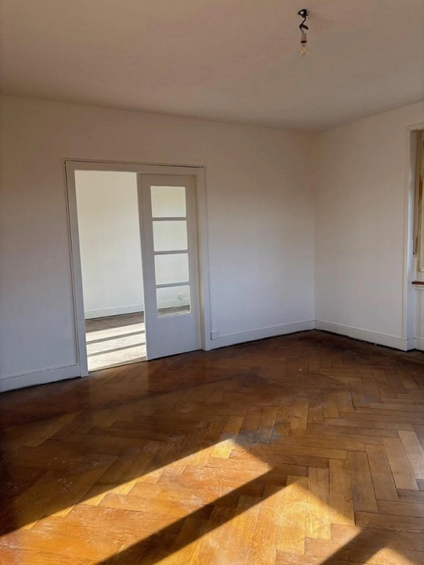 Appartamento luminoso in un vecchio edificio a Gundeli con balcone - Foto 4 di 7